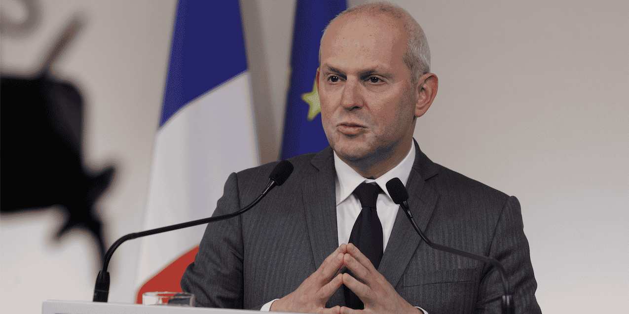 "Ce qu'il faut bien comprendre, c'est que ce sont essentiellement nos comportements qui conditionnent la reprise épidémique: si nous voulons éviter cela, il faut que chacune et chacun continue de respecter les mesures barrières, les mesures d'hygiène, la distanciation physique et le port du masque, surtout en situation de promiscuité et dans un espace clos", a expliqué le Pr Salomon.