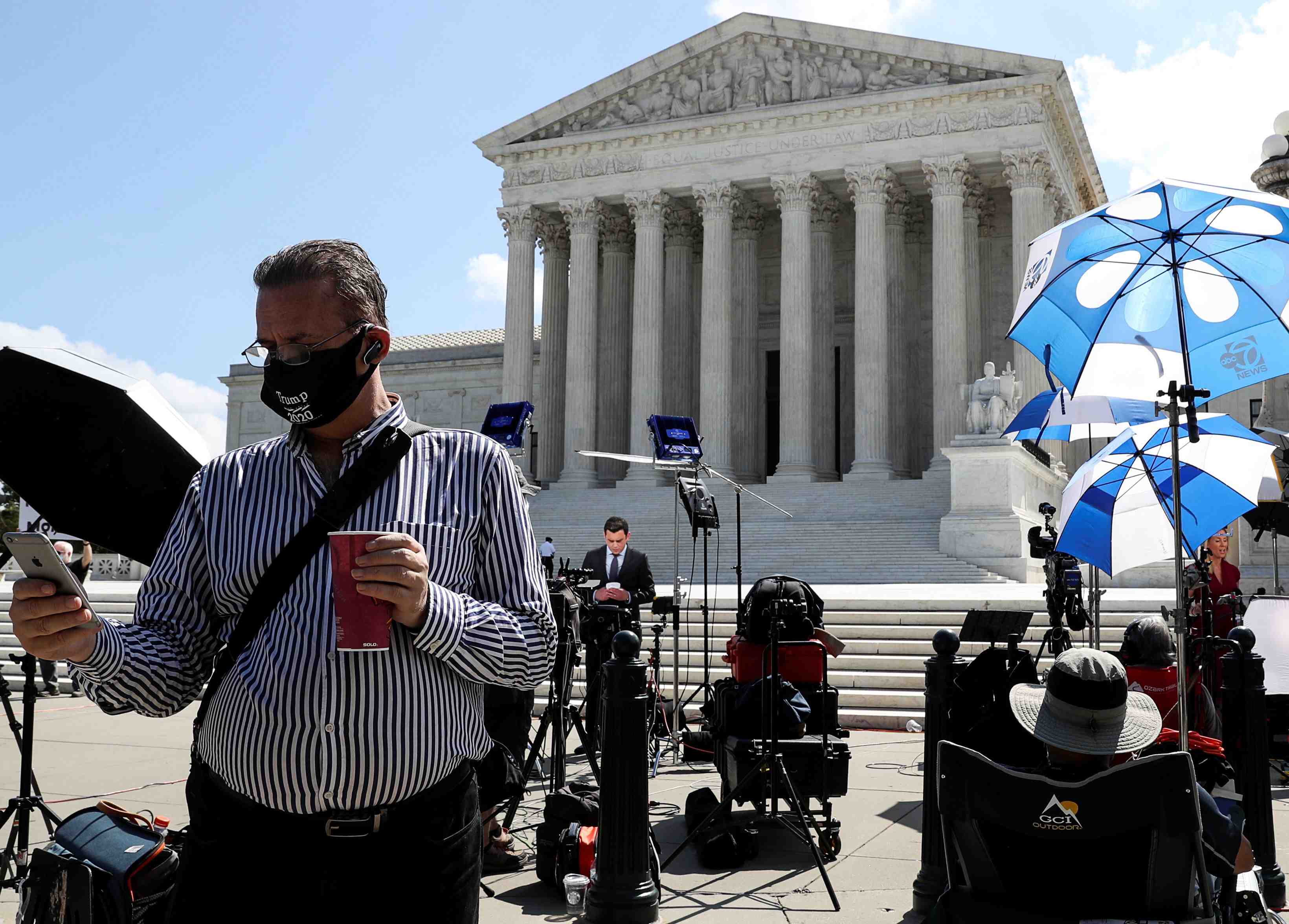 Usa: la cour supreme autorise la divulgation de documents financiers lies a trump