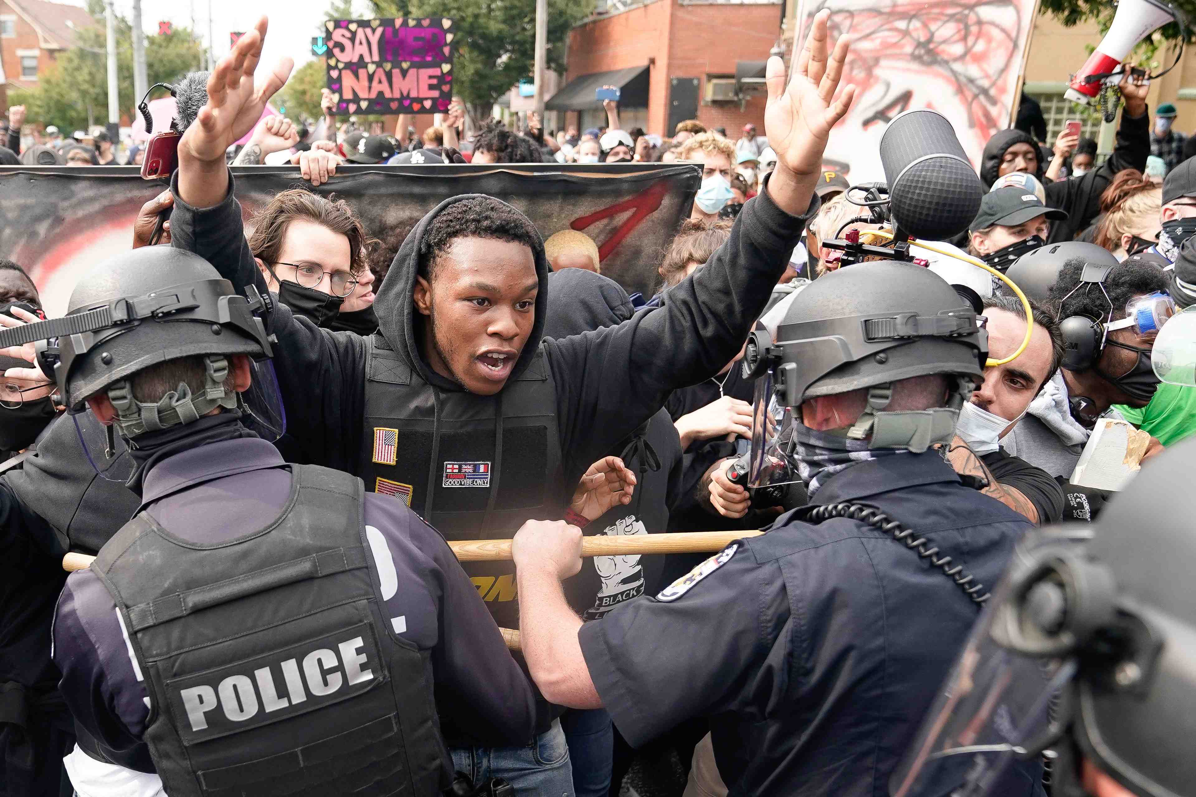 Usa: deux policiers blesses par balles lors de manifestations a louisville