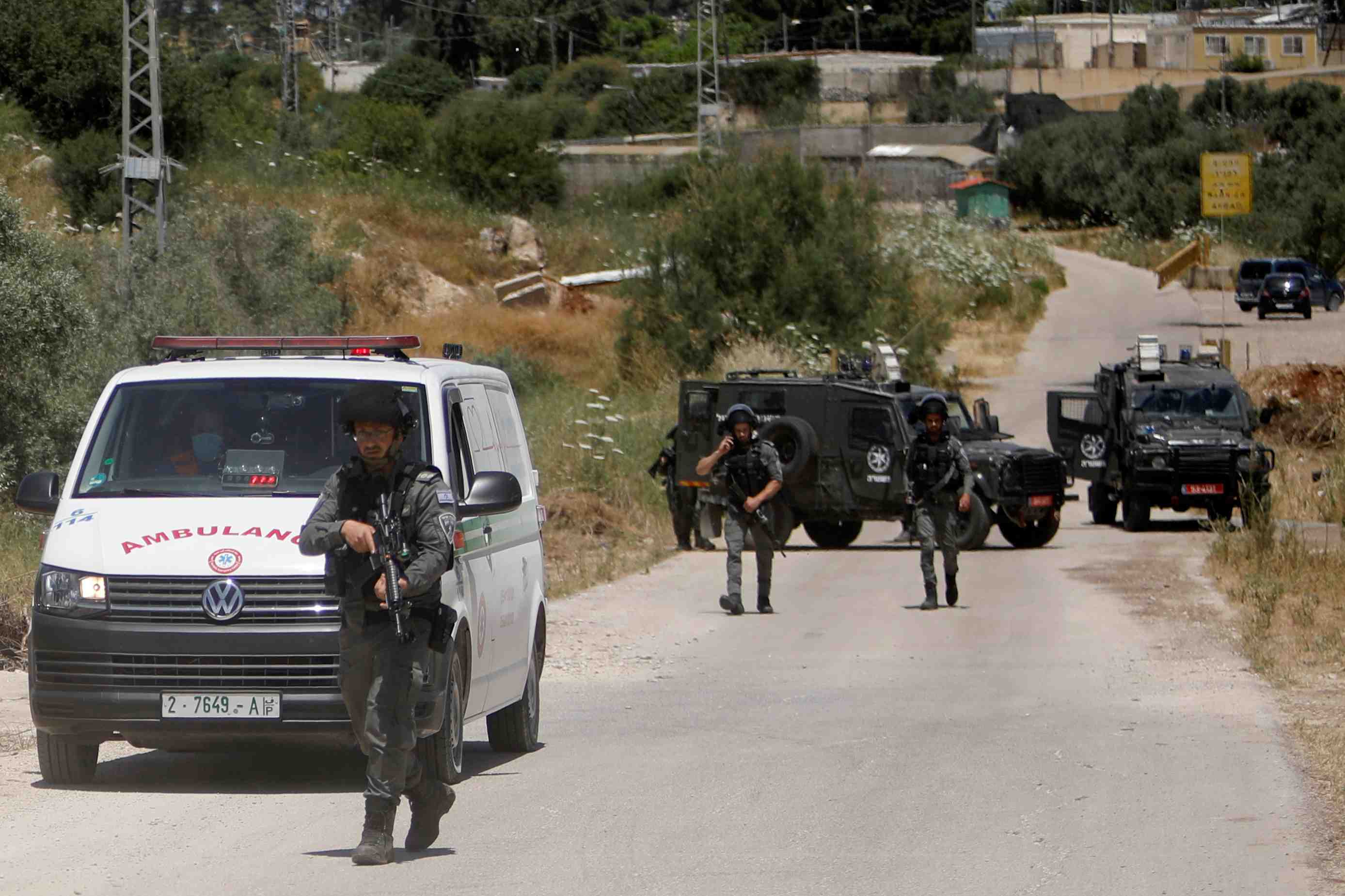 Deux palestiniens armes abattus en cisjordanie
