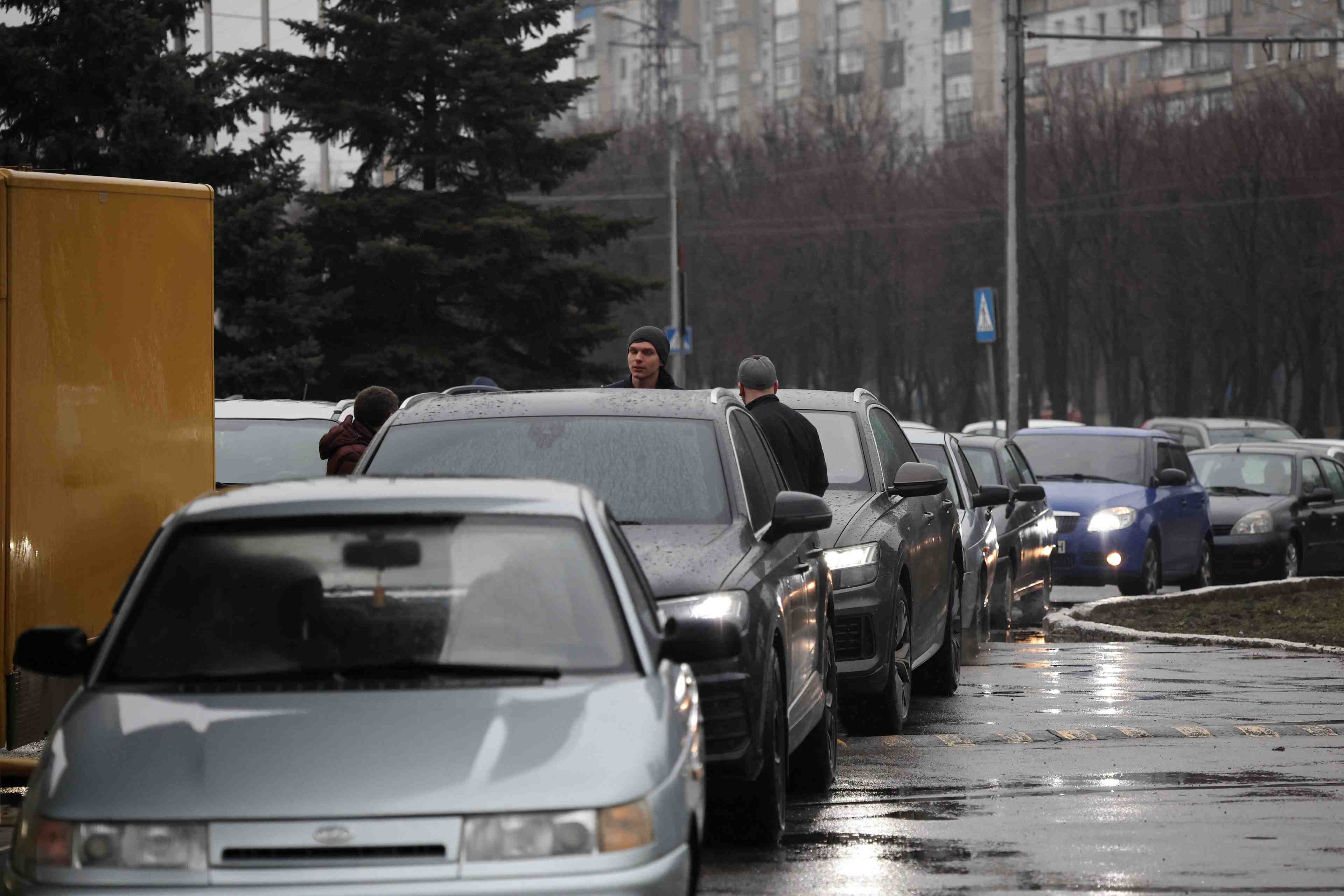 Ukraine: des civils pris au piege a marioupol, les combats empechent les evacuations
