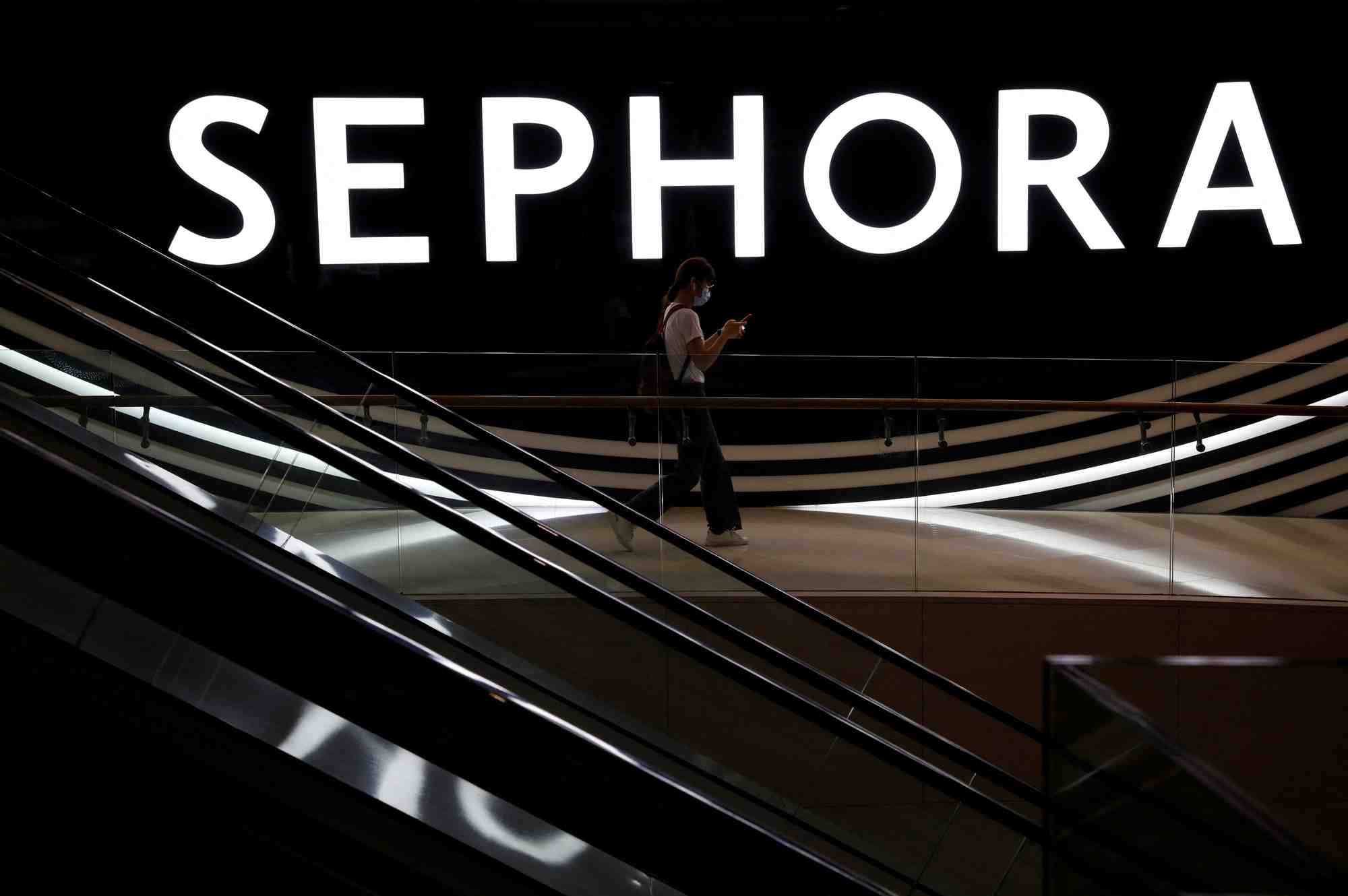 Une femme passe devant une enseigne sephora dans un centre commercial a singapour