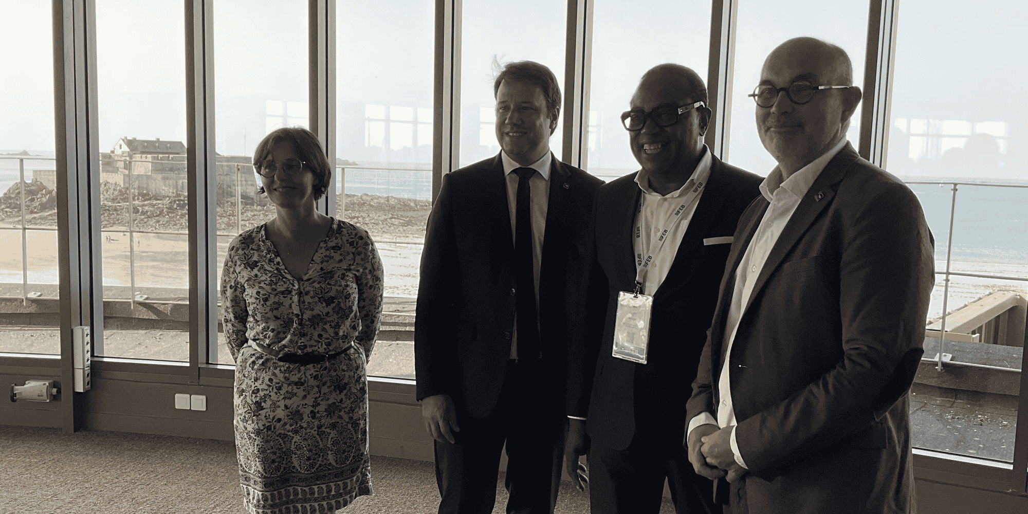 À la veille de l’ouverture du Forum économique breton (FEB) à Saint-Malo, le président de la Région Bretagne a présenté mardi ses priorités de la rentrée 2023 en matière d’économie. Il est ici accompagné à sa droite, de Laurence Fortin, vice-présidente Territoires, Economie et Habitat, et à sa gauche de Christian Pousset, secrétaire général du FEB, et Loïc Hénaff, conseiller régional.