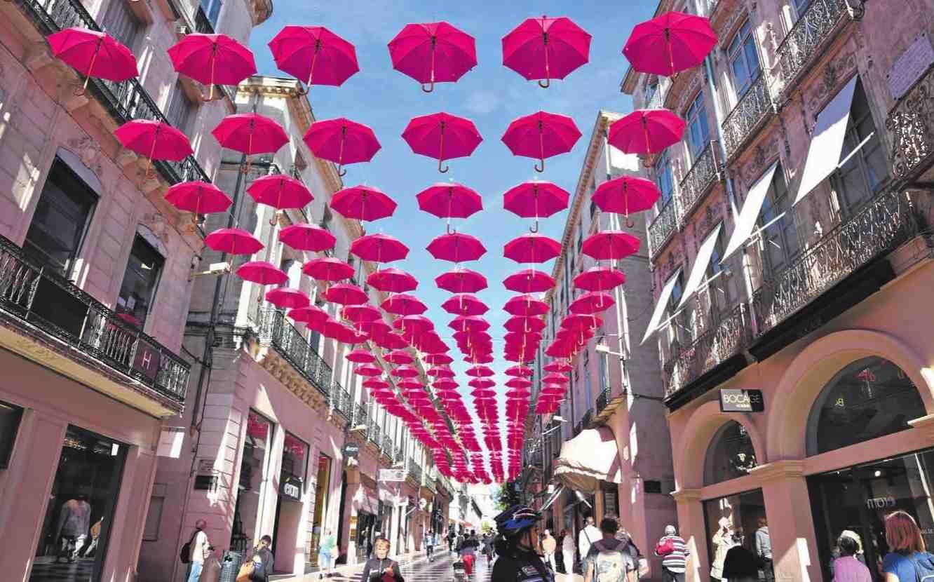 Installation d’une centaine de parapluies pour l’opération Octobre rose à Montpellier.