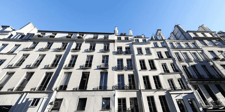Pour les locataires, les loyers mensuels non-conformes dépassent en moyenne de près de 2.400 euros à l'année et même de plus de 3.000 euros à l'année à Paris.