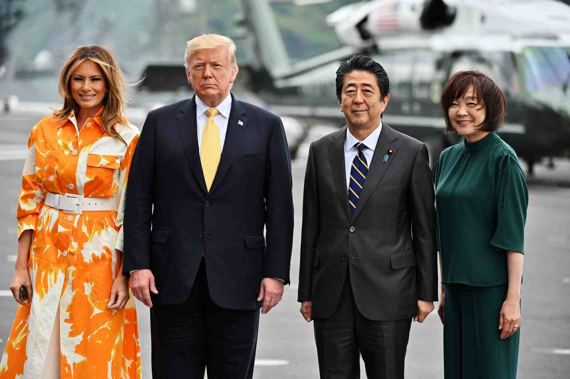 Donald trump, melania trump a cote de shinzo abe et akie abe a bord du navire de la marine japonaise kaga a yokosuka
