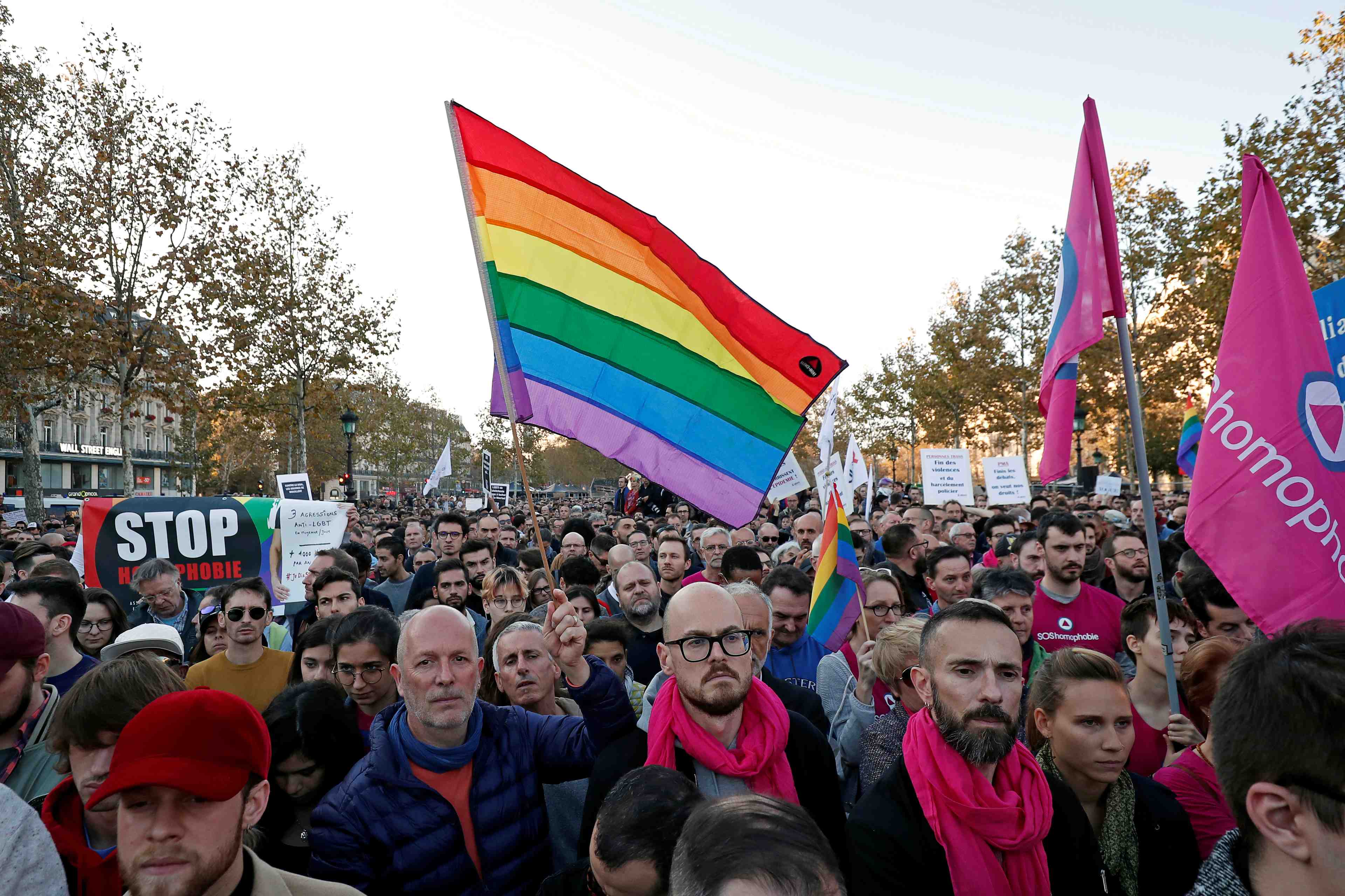 Environ 3.000 personnes rassemblees a paris contre l'homophobie