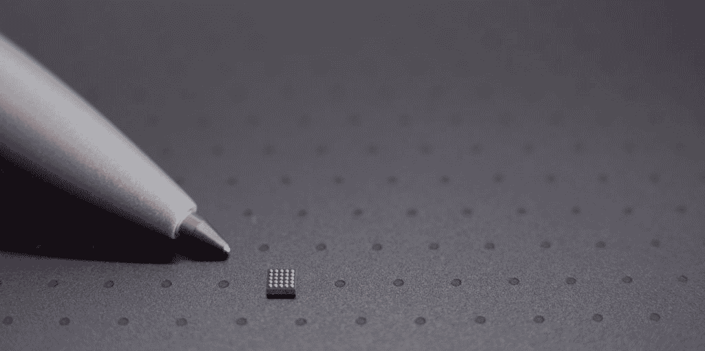 Remedee Labs, issue d'un centre de recherche, est parvenue à miniaturiser à l'extrême, sous la forme d'une puce minuscule, une technologie anti-douleur.
