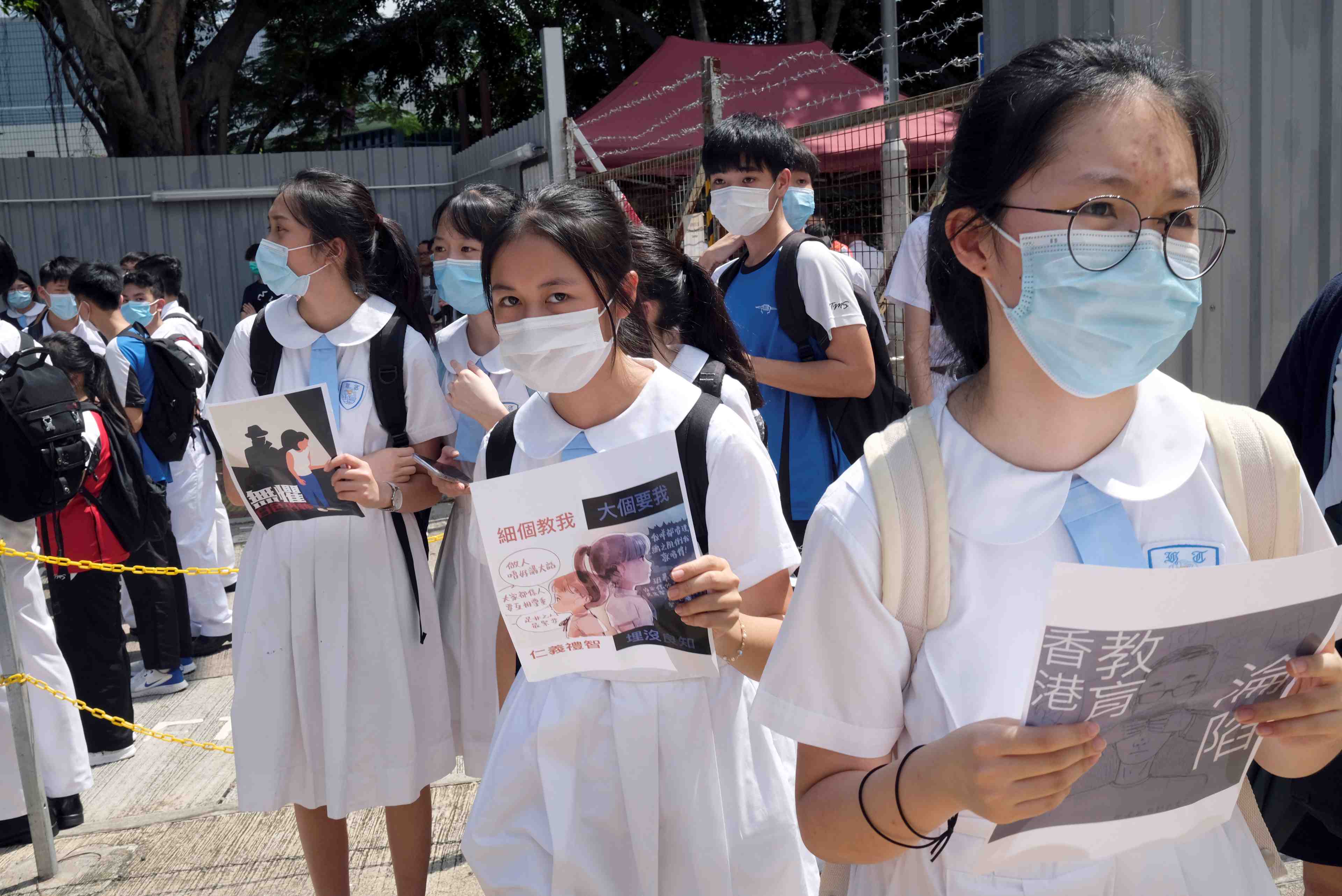 Hong kong interdit les hymnes juges protestataires dans les ecoles