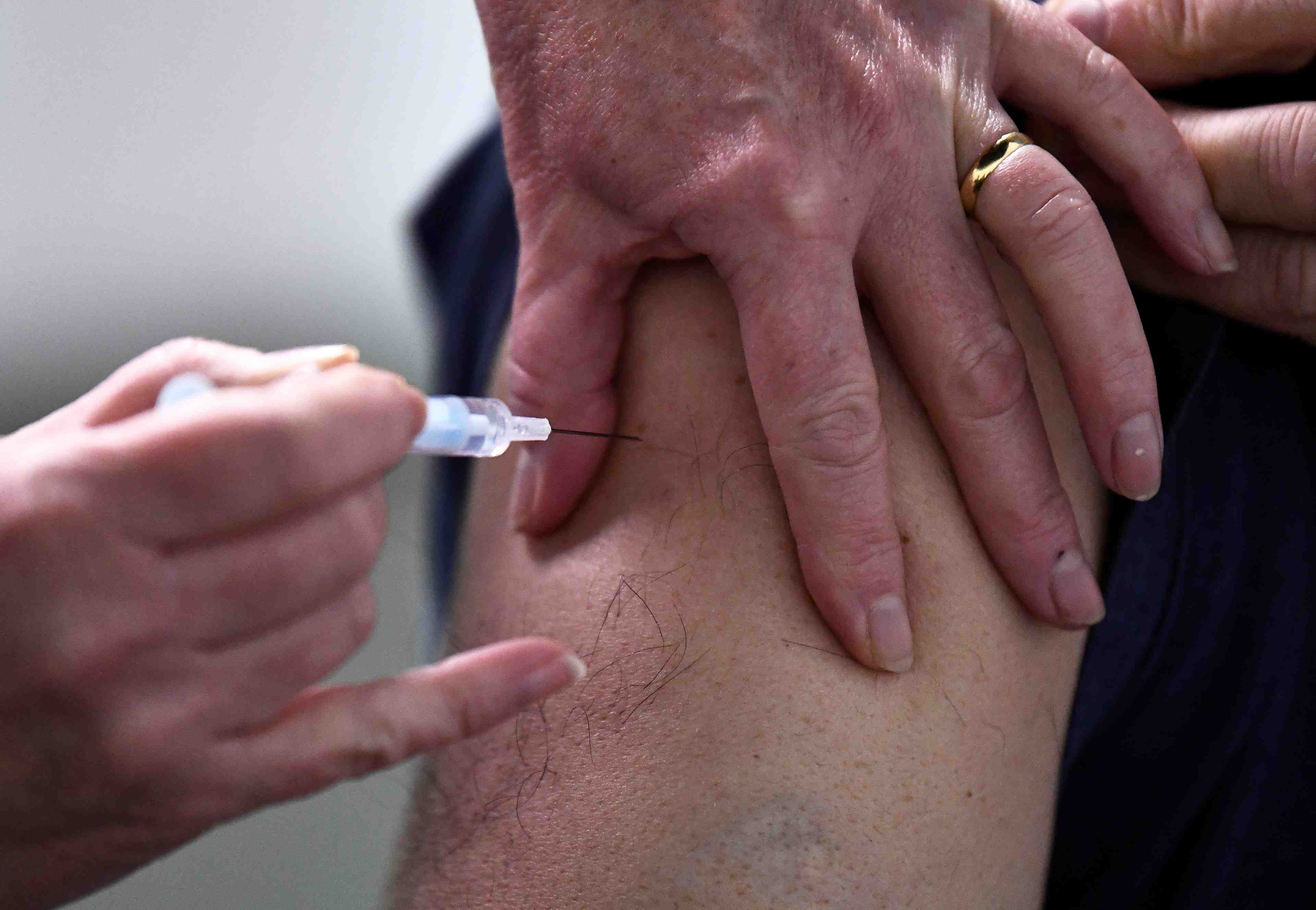 Coronavirus: londres recommande les autres vaccins qu'astrazeneca aux moins de 40 ans
