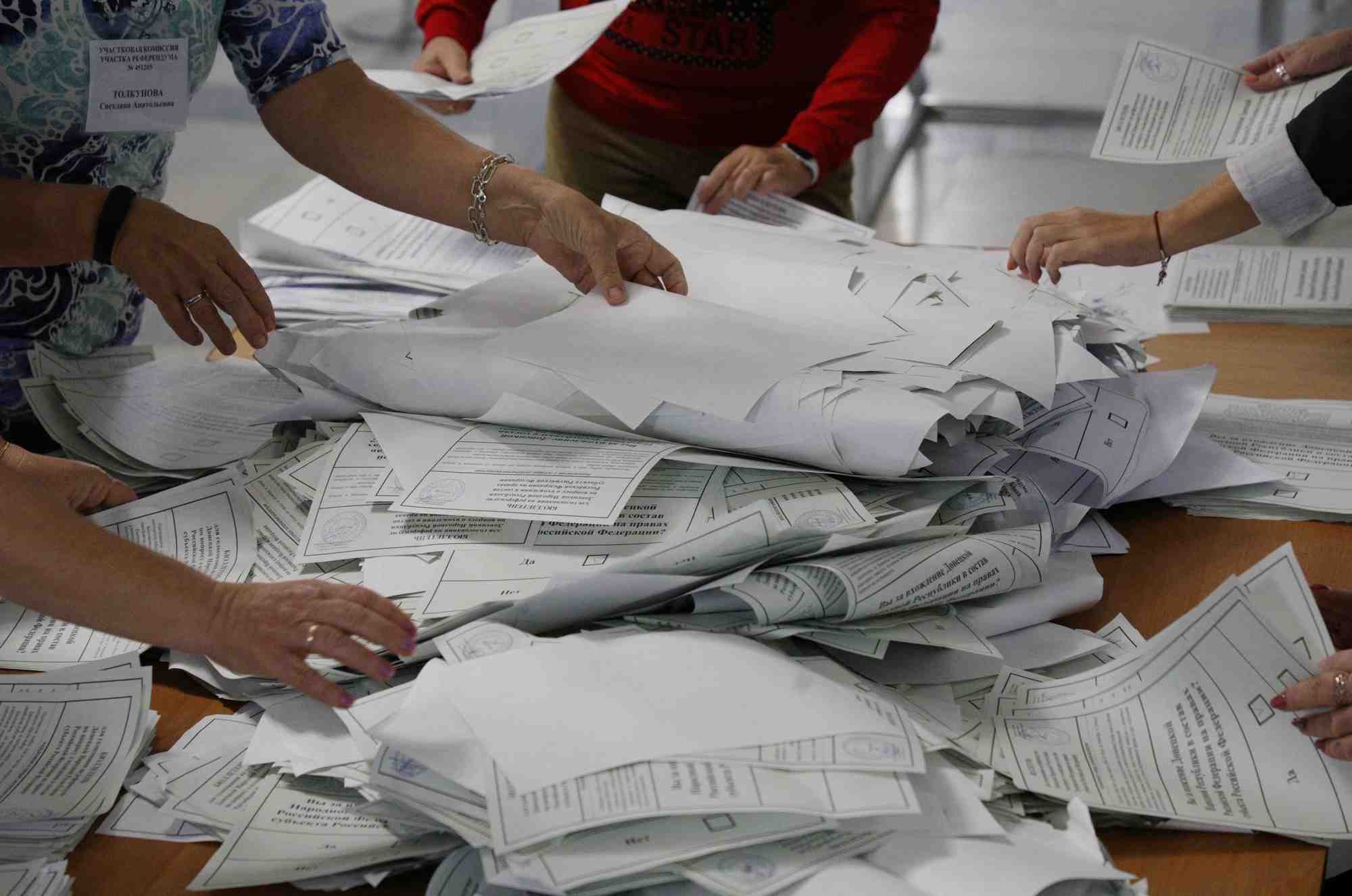 Des membres d'une commission electorale comptent les bulletins de vote apres le referendum sur le rattachement a la russie