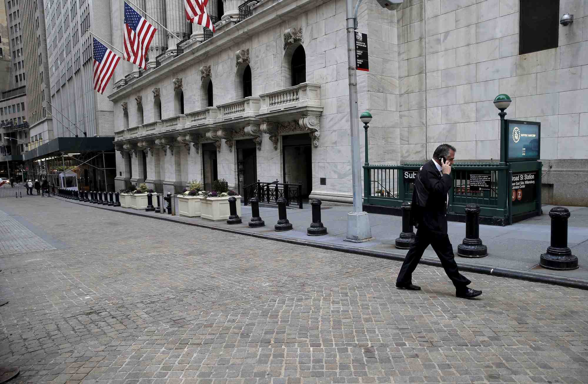 Un trader parle au telephone a l'exterieur de la bourse de new york