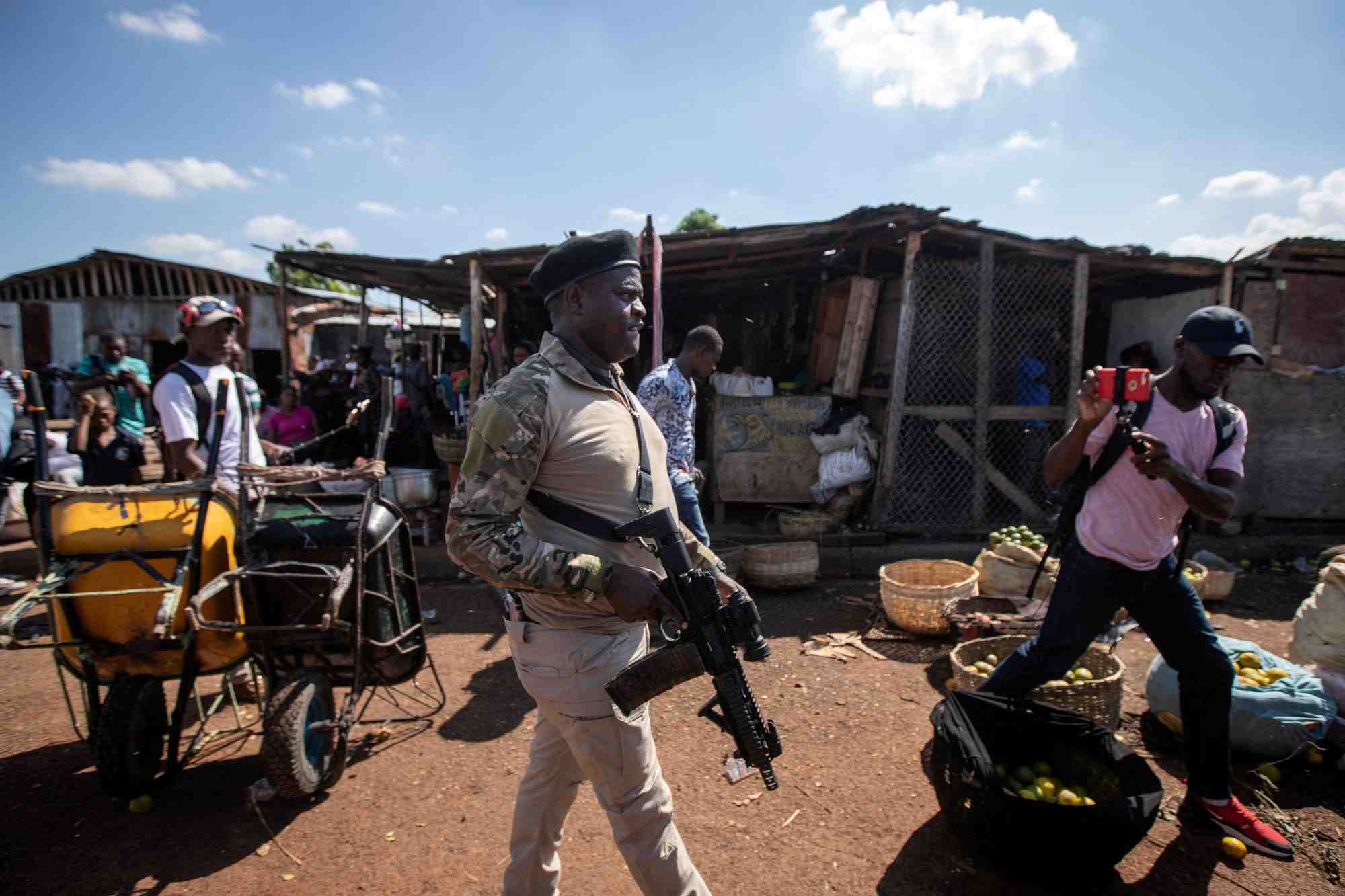 Photo d'archives : jimmy "barbecue" cherizier donne une tournee de presse a port-au-prince