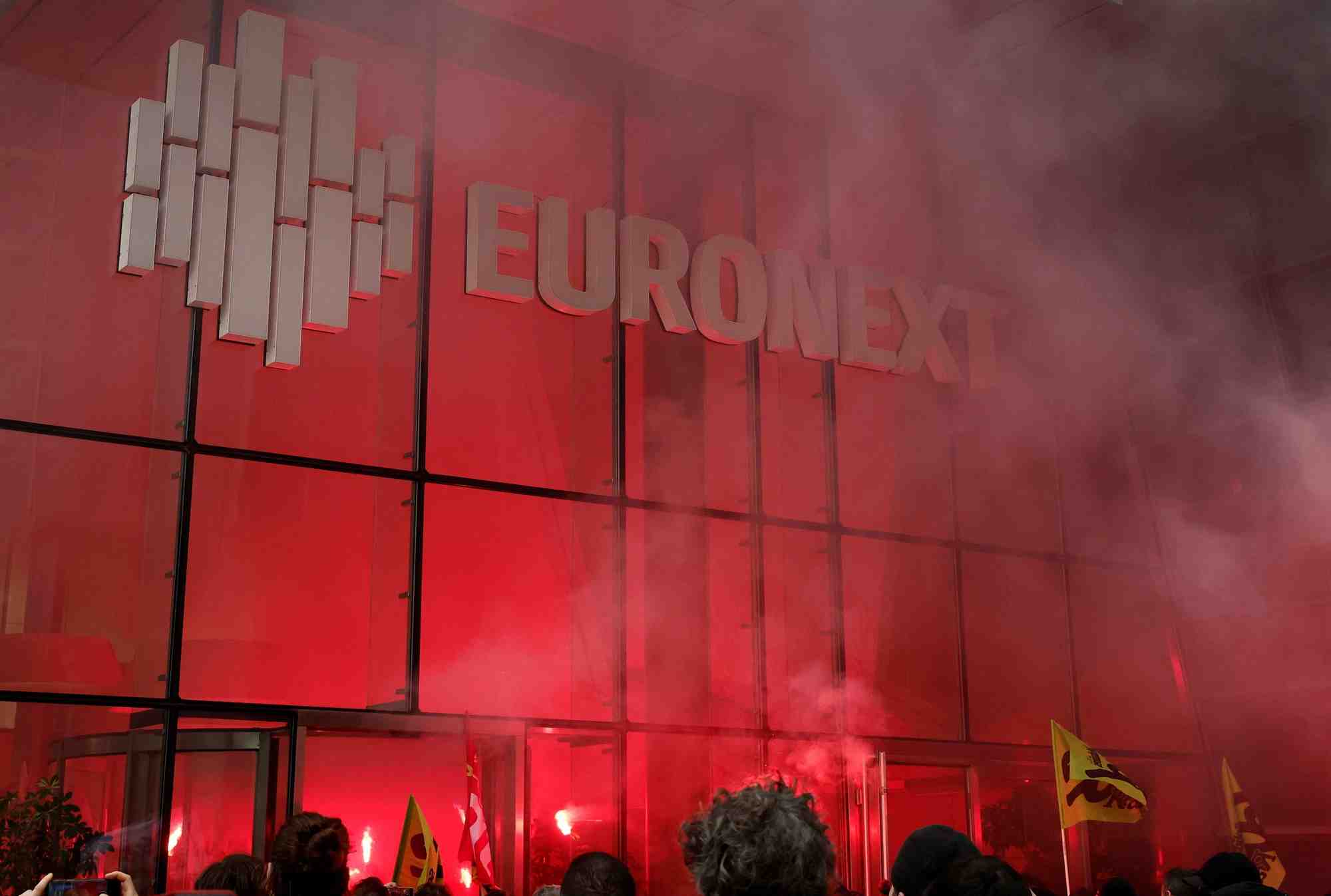 Des manifestants penetrent dans le siege d'euronext a la defennse