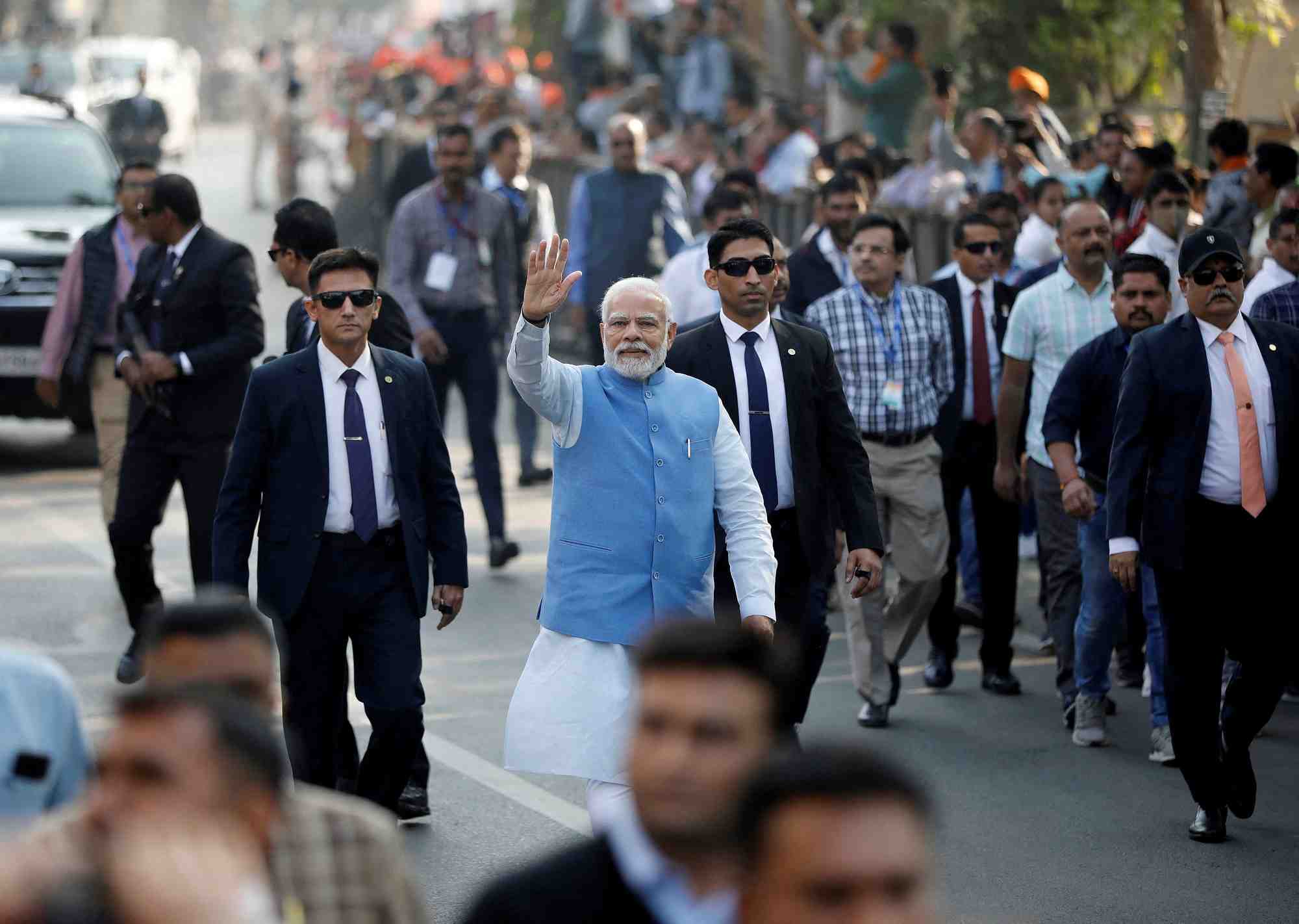 Le premier ministre indien narendra modi salue les habitants d'ahmedabad, en inde