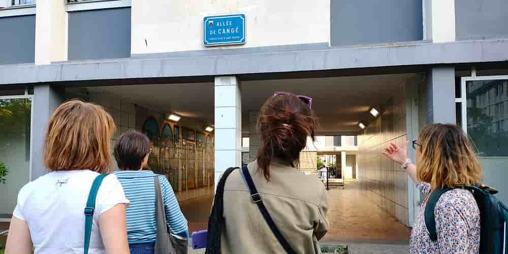 L'Atelier recherche observatoire égalité encadre une marche exploratoire d'un quartier de Tours pour révéler les aménagements qui contribuent aux inégalités de genre.