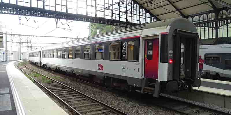 Un train de nuit en gare de Bayonne.