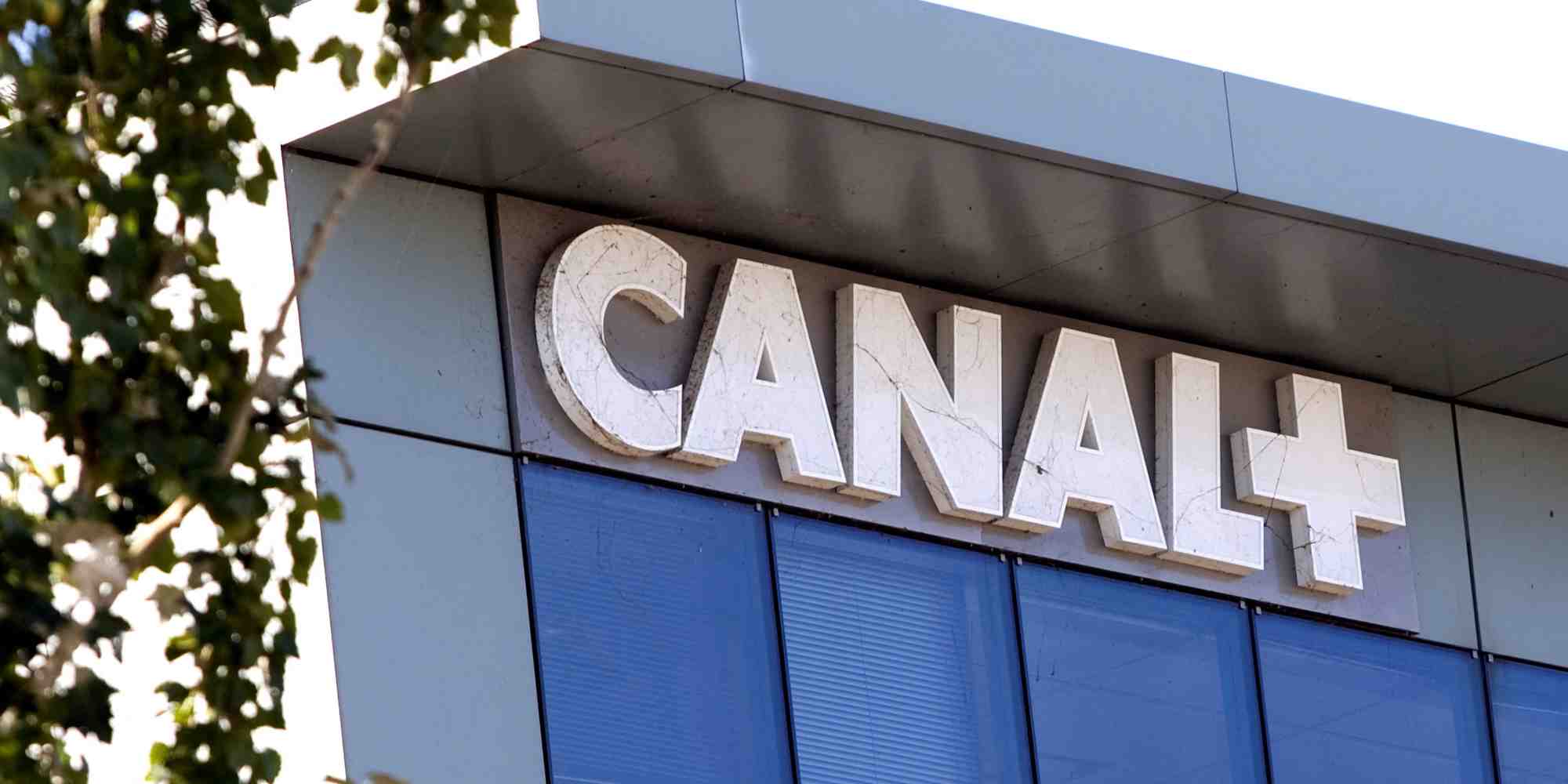 En contrepartie de ses investissements dans le cinéma, Canal+ peut diffuser les films sur ses chaînes six mois après leur sortie dans les salles obscures.