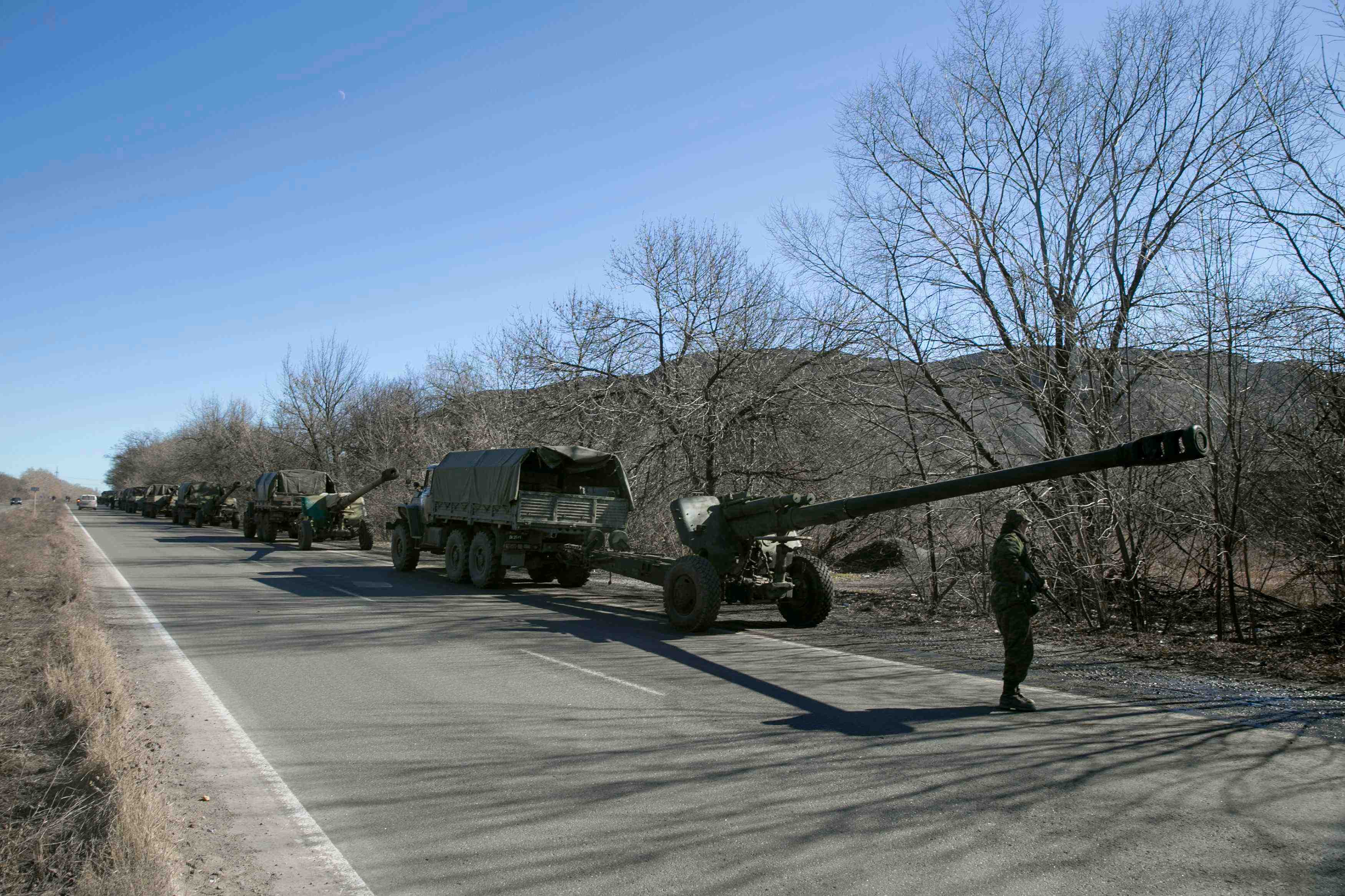 Les separatistes ukrainiens montrent leur retrait d'armes lourdes dans l’est