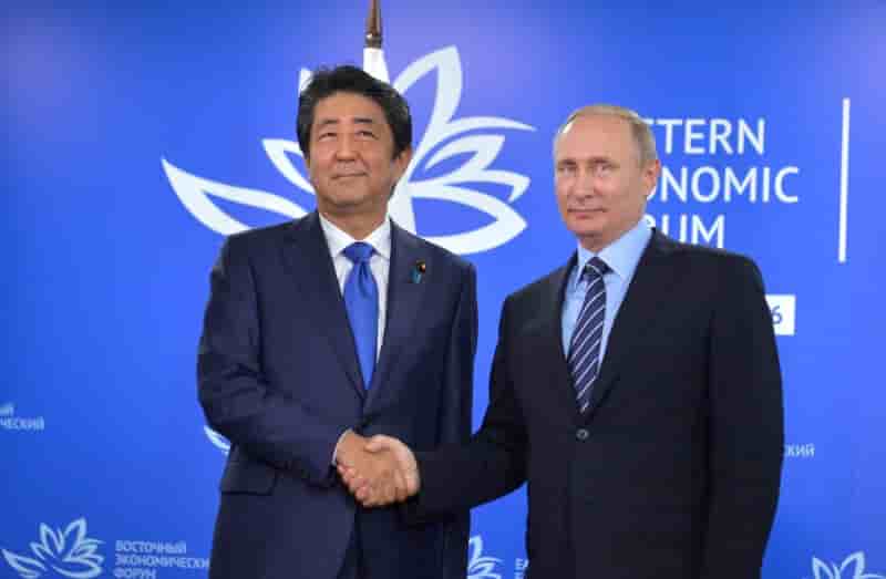 Tokyo et moscou promettent un accord sur les iles kouriles