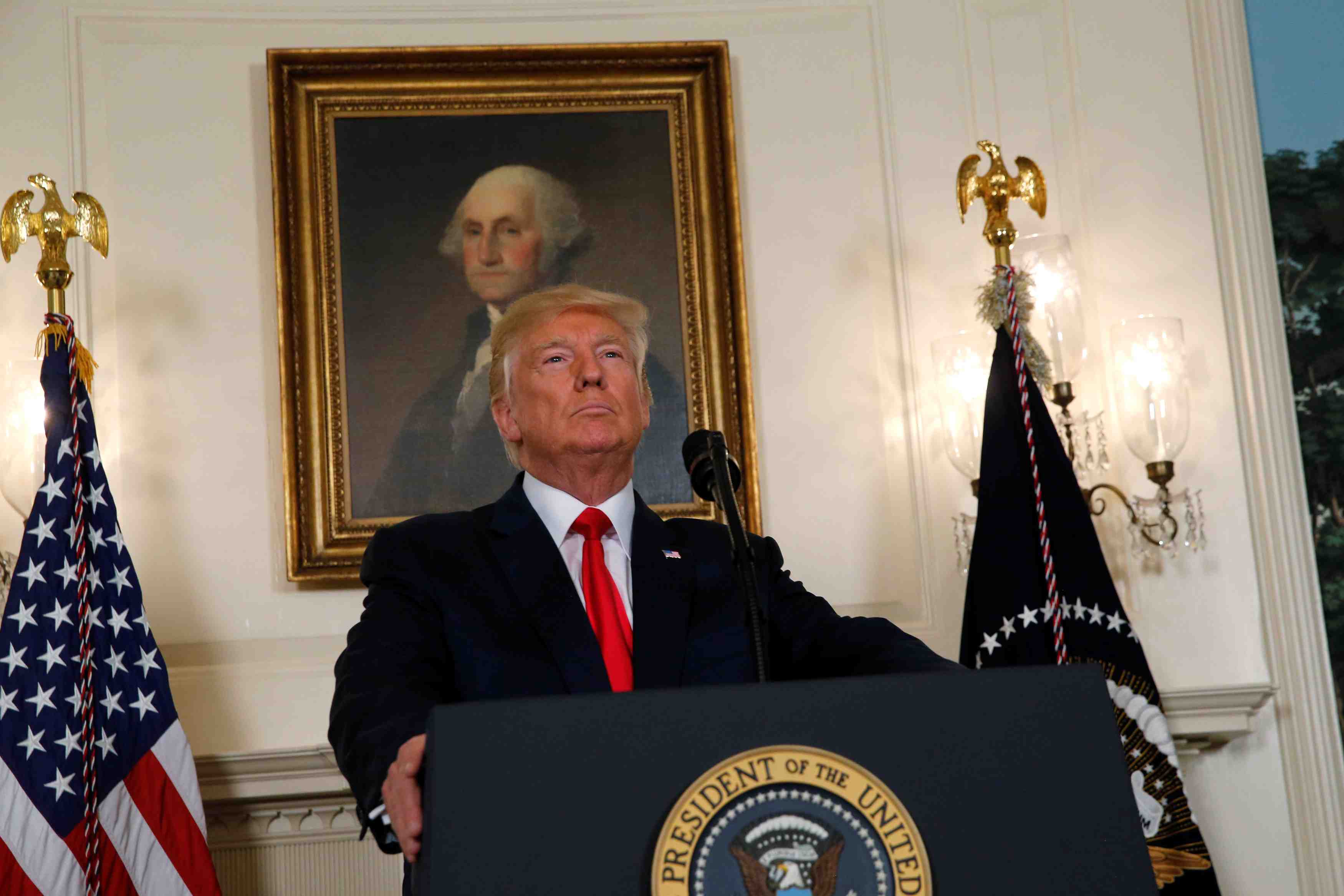 Critique, trump qualifie le kkk et les neonazis de criminels