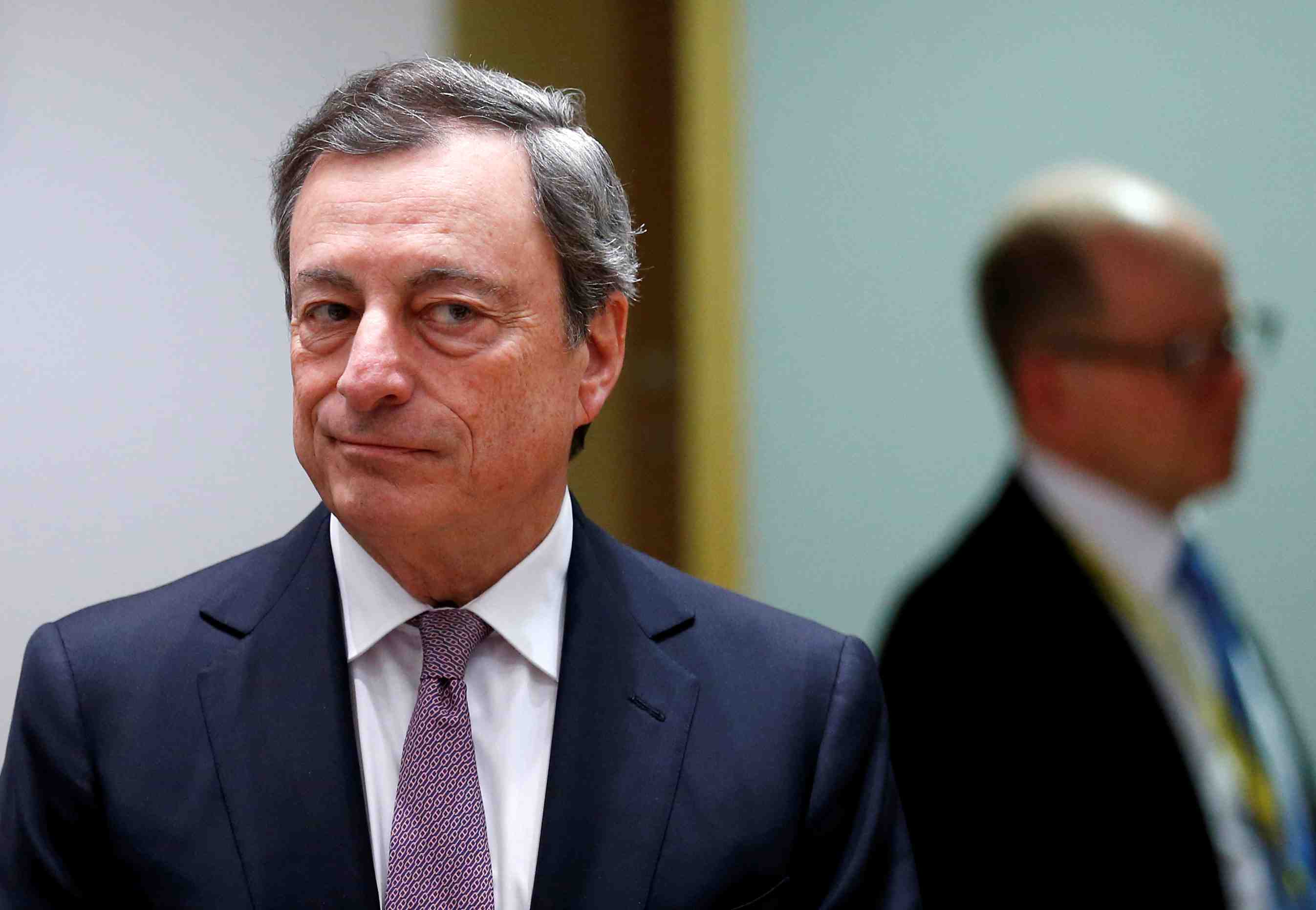 La sous-utilisation des capacites freine l'inflation, dit draghi