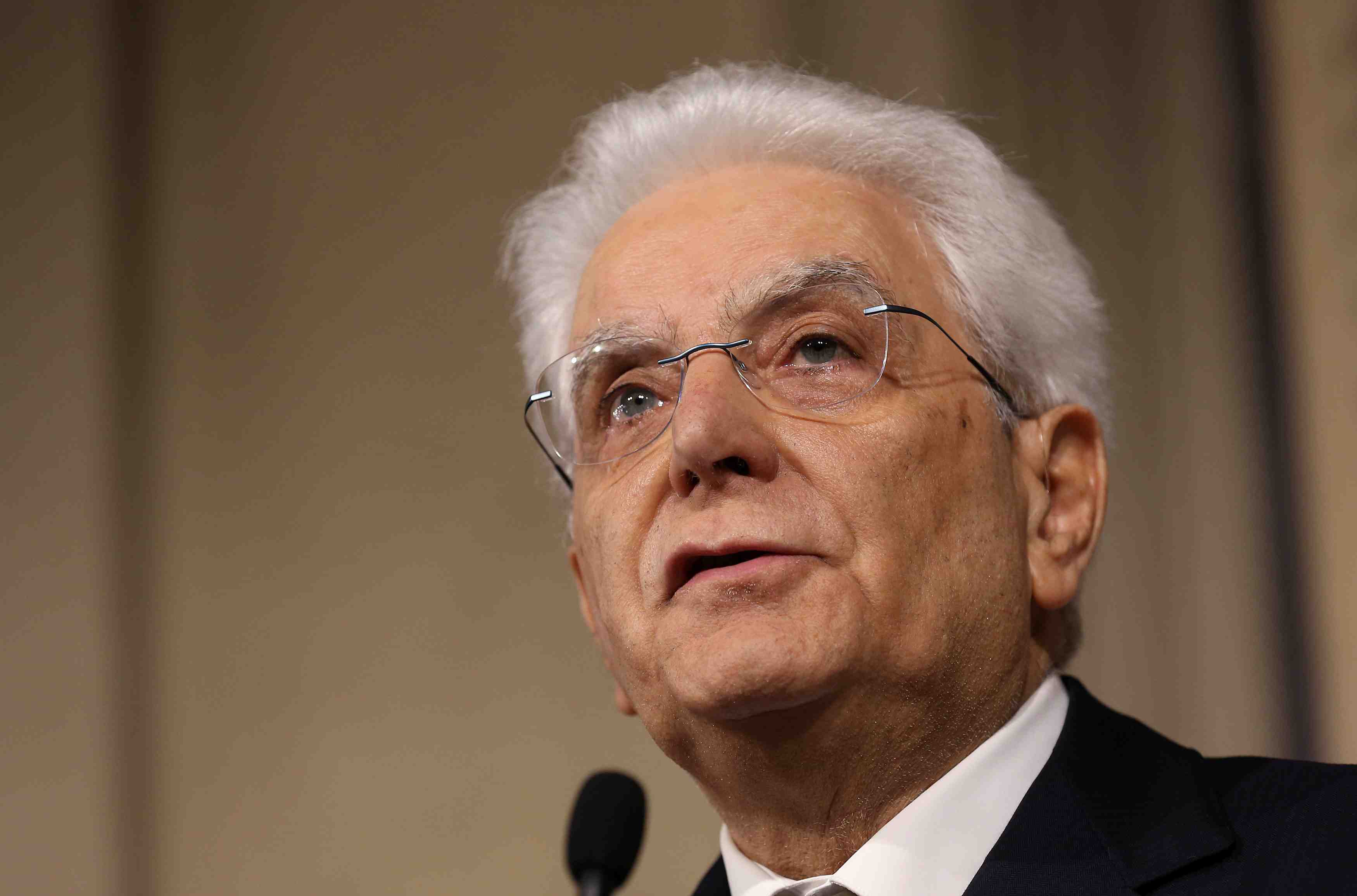 Macron rend hommage au president italien mattarella
