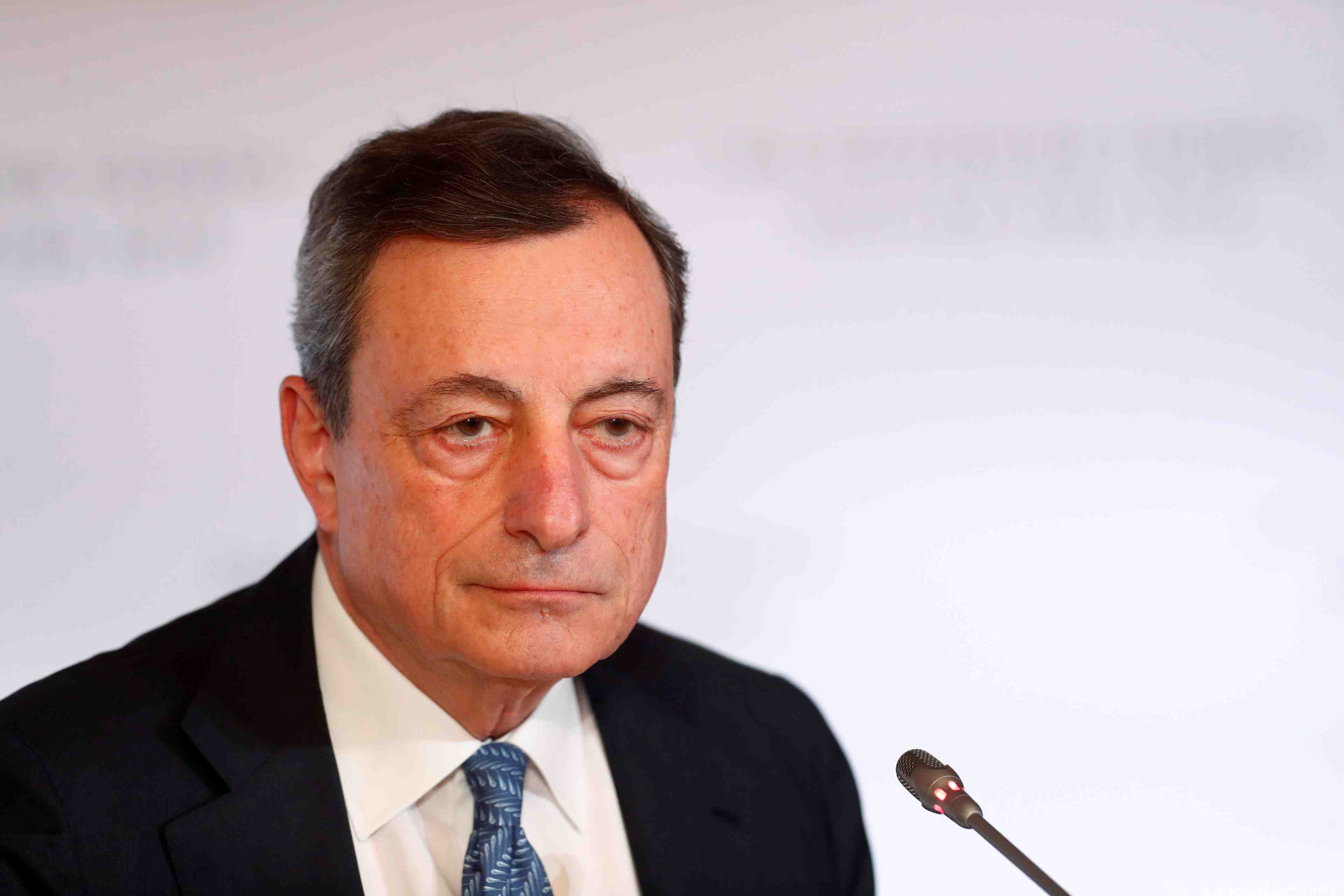 La bce sera patiente avant de remonter les taux, dit draghi