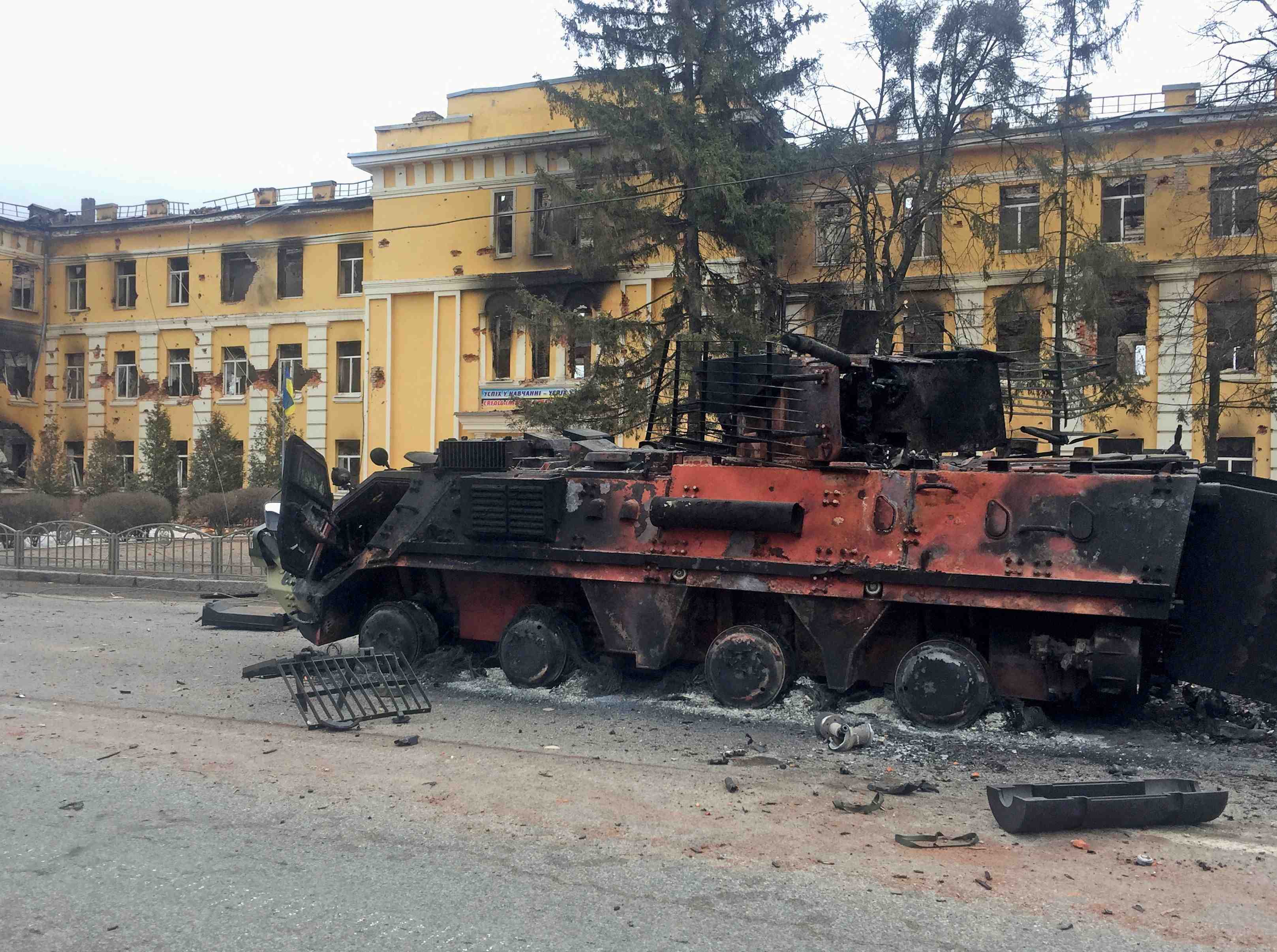 La russie intensifie ses bombardements, une colonne de blindes vers kiev