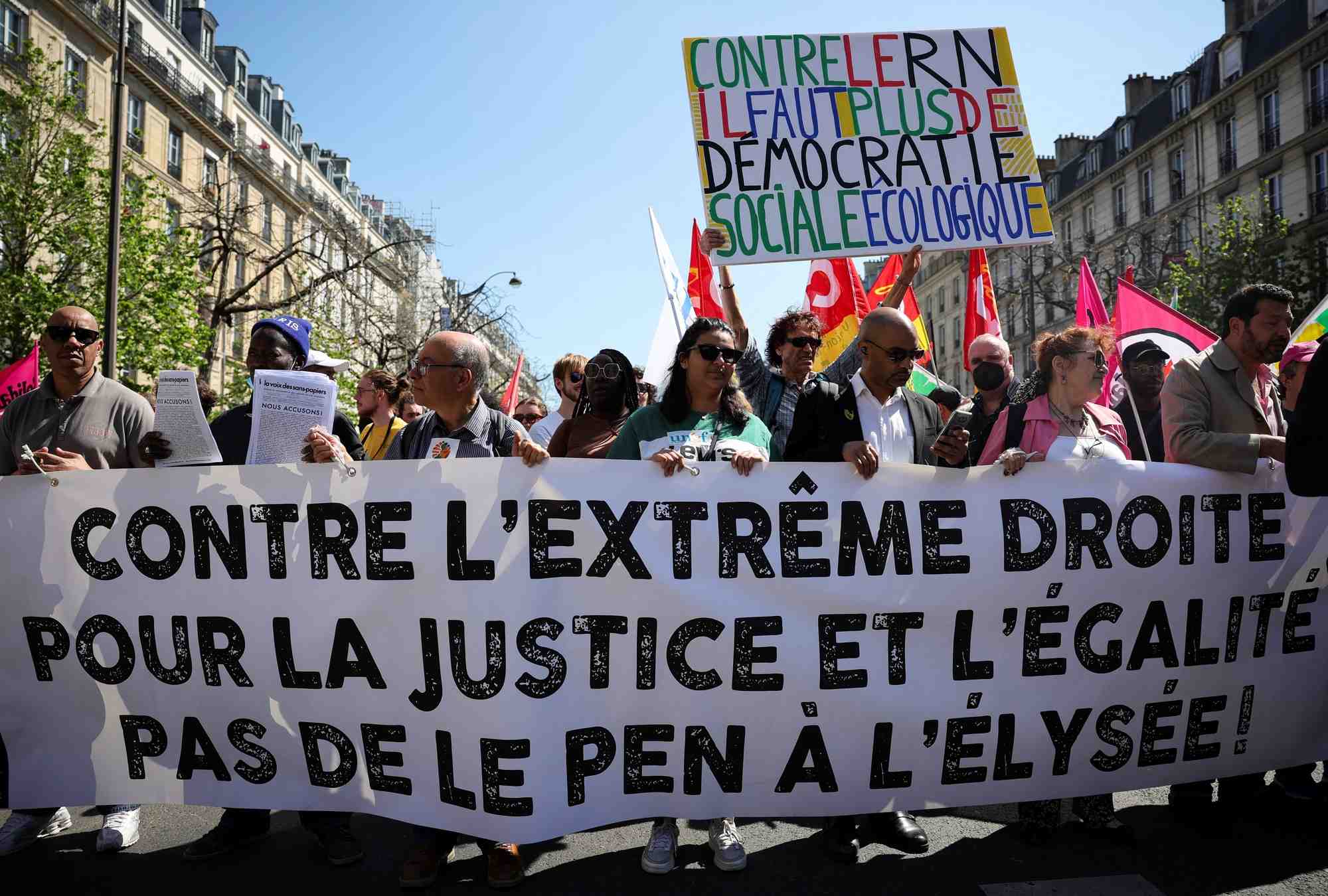 France: la police tire des gaz lacrymogenes lors d'une manifestation contre l'extreme droite a paris