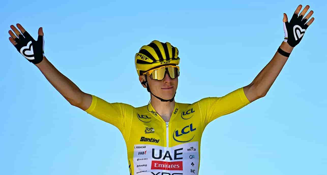 Le coureur slovène Tadej Pogacar, de l'équipe UAE Team Emirates - XRG, salue la foule avant le départ de la 6e étape du Tour de France 2025, le 10 juillet 2025.