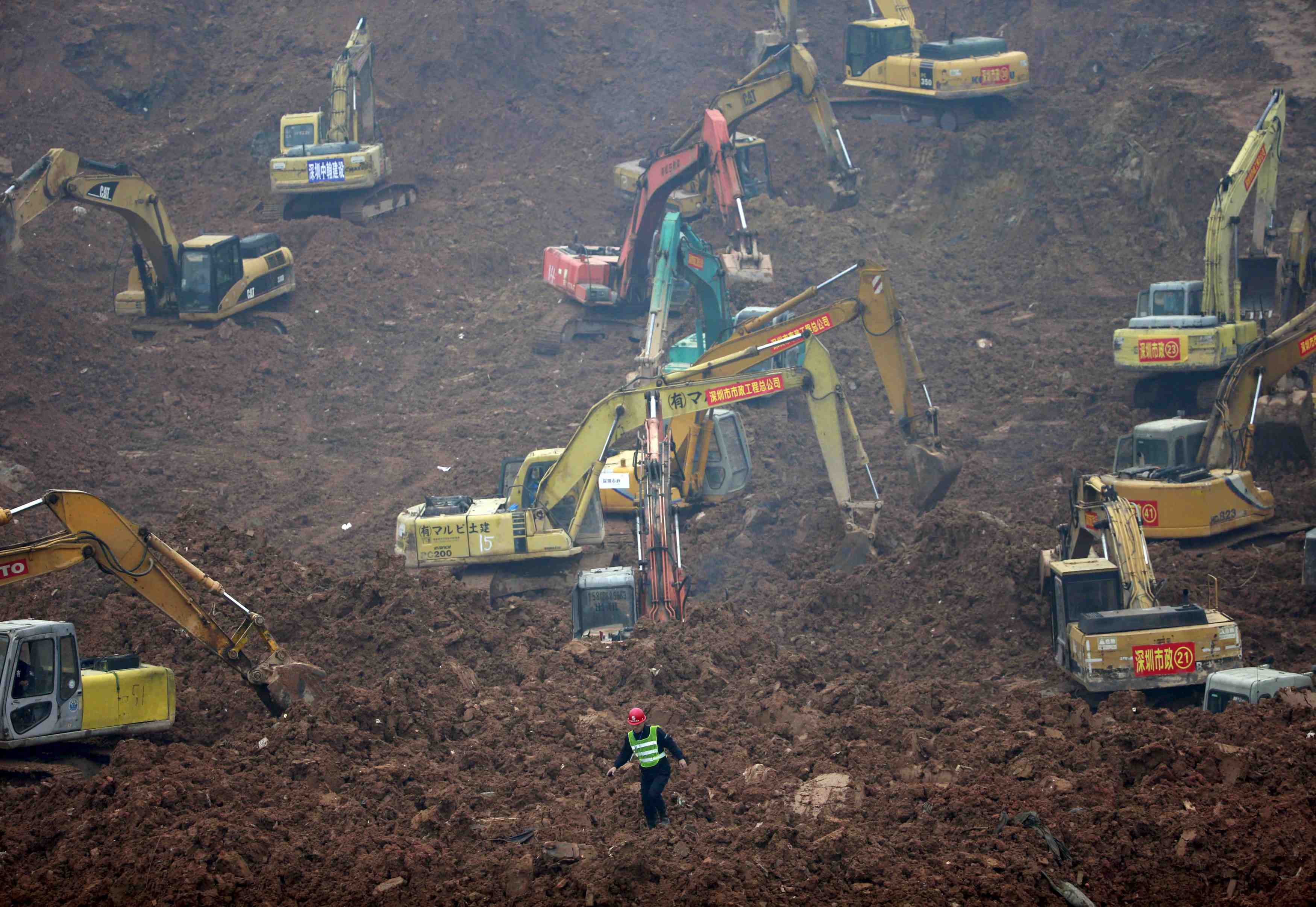 Un survivant retrouve dans la coulee de boue a shenzhen