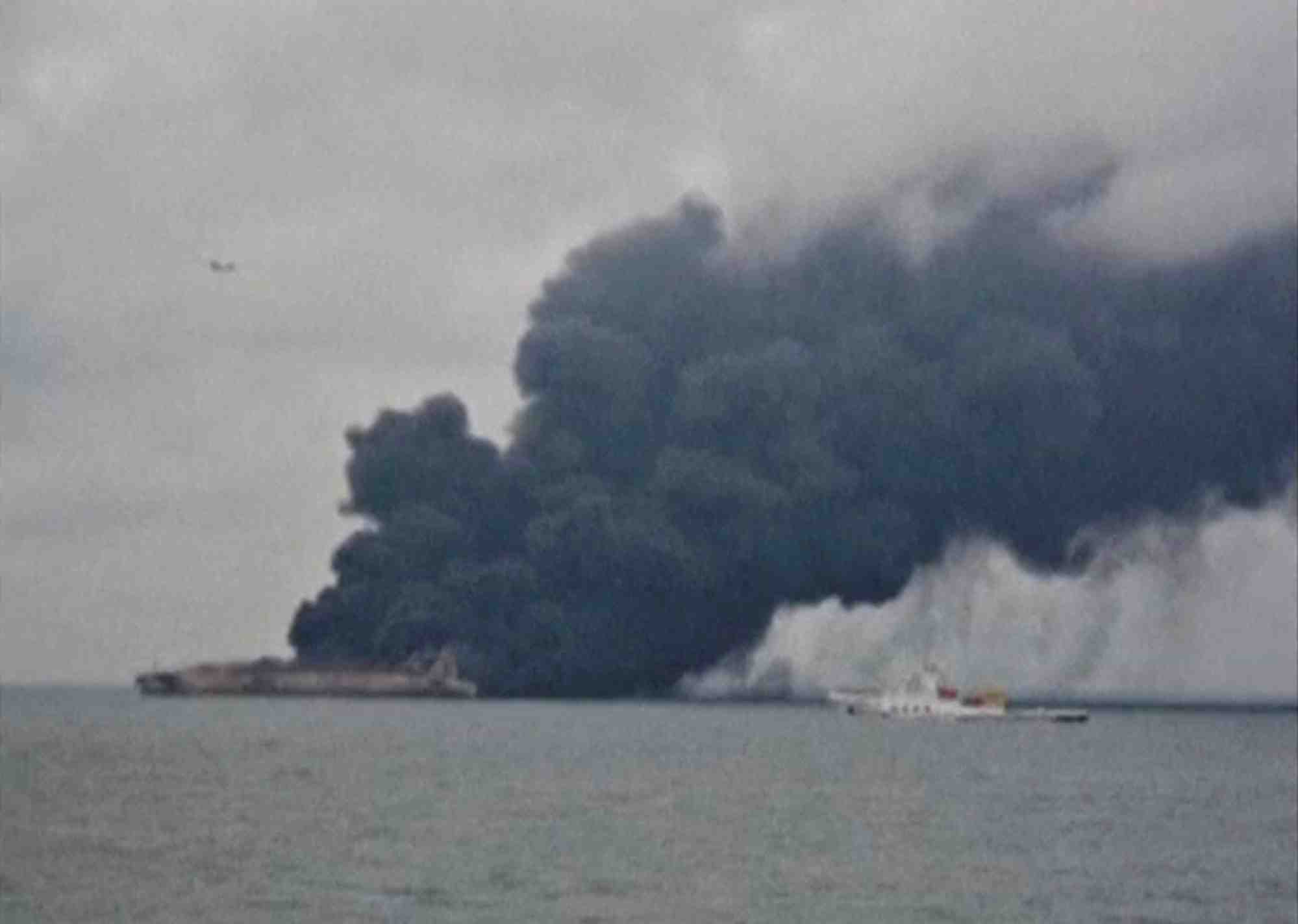 Le petrolier iranien brule toujours au large de la chine