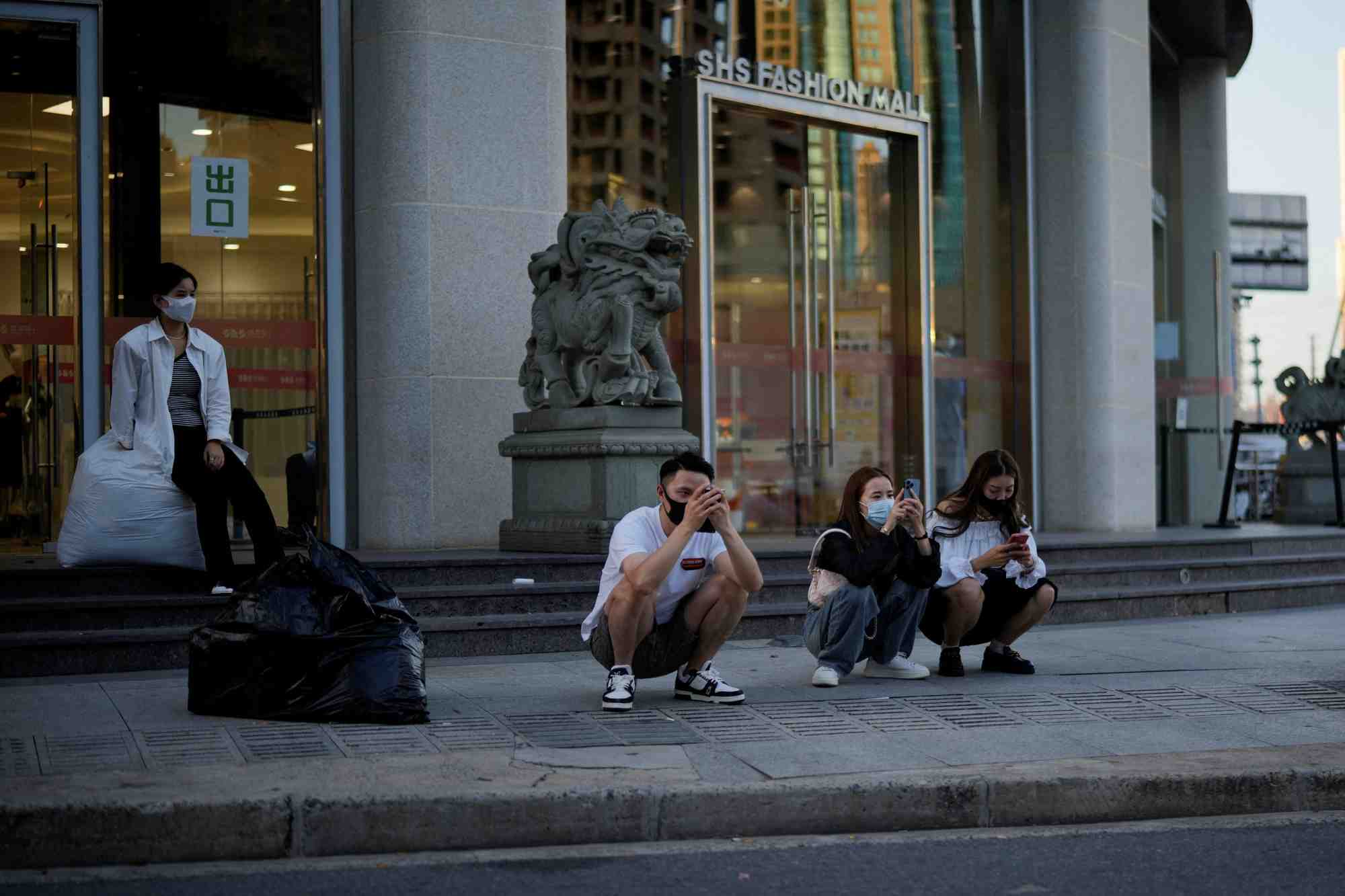 Des personnes sur leur telephone, a shanghai