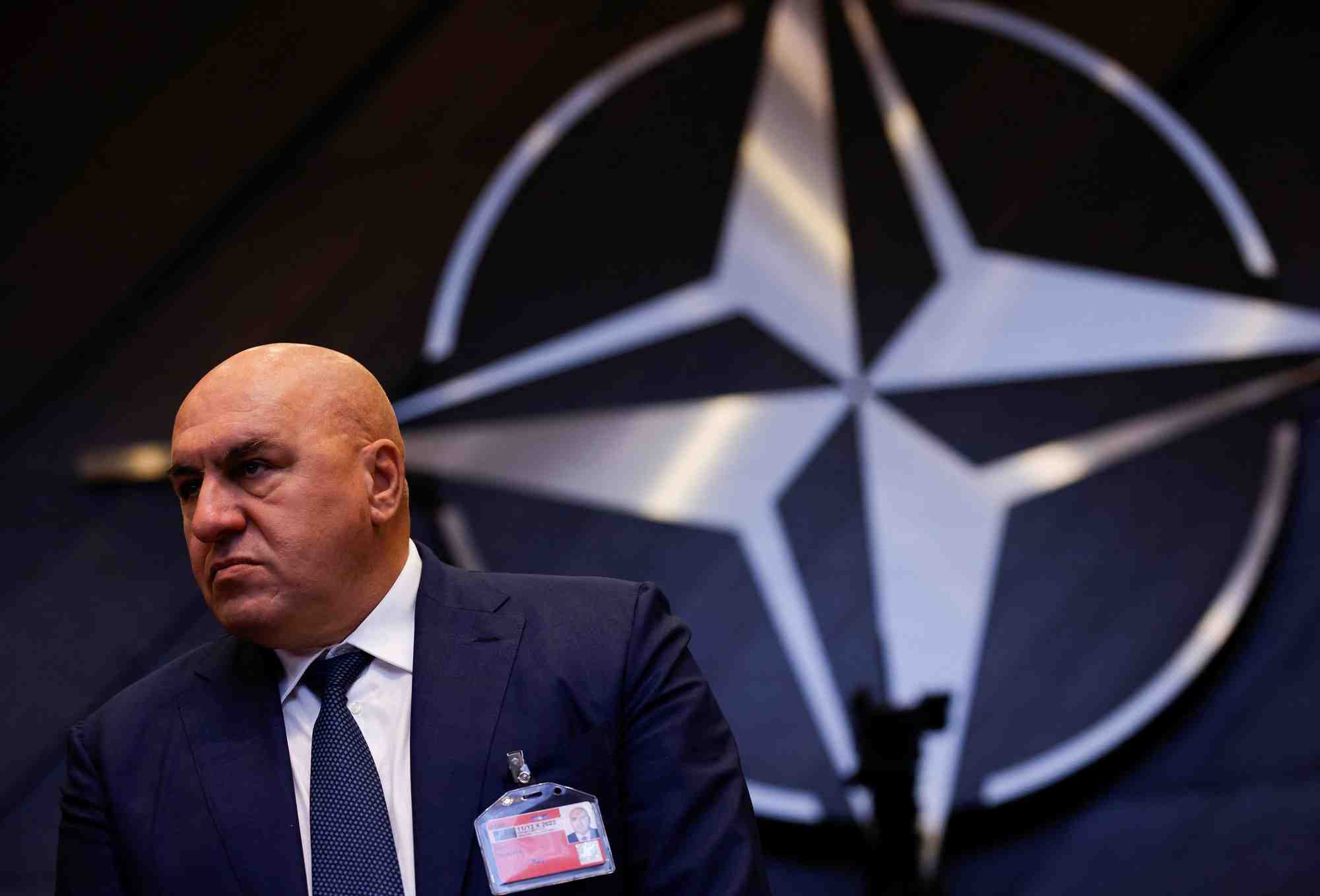 Le ministre italien de la defense, guido crosetto, participe a une reunion de l'otan a bruxelles