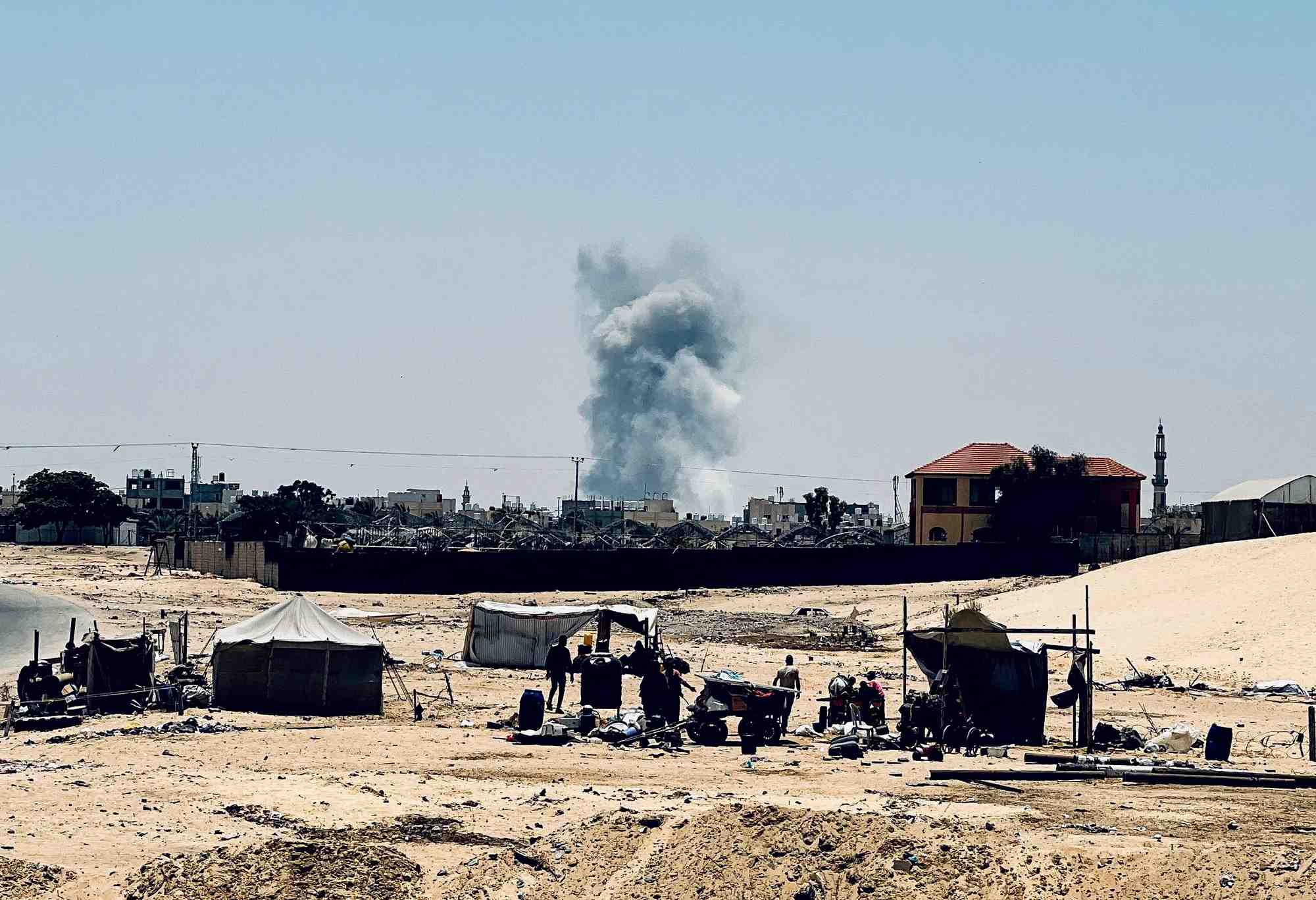 La fumee s'eleve a la suite des frappes israeliennes, a rafah