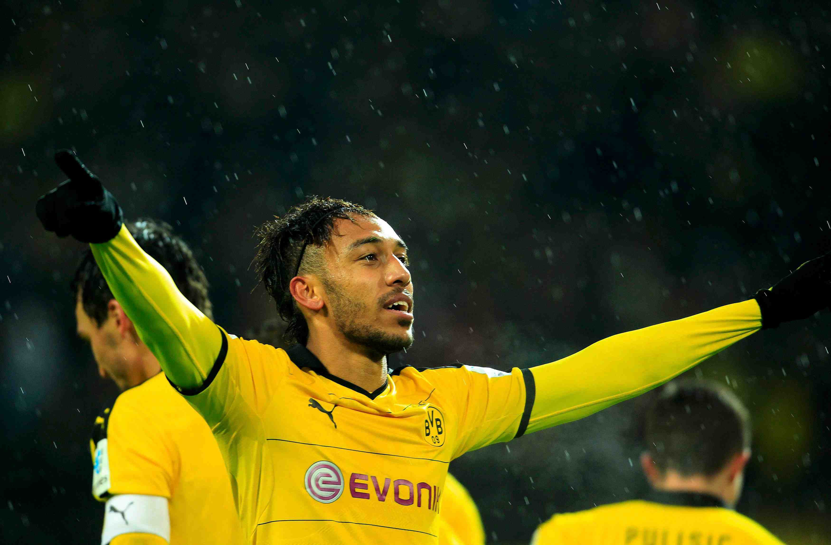 Dortmund s'impose contre ingolstadt, leverkusen enfonce hanovre
