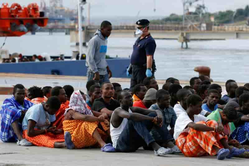 Plus de 350 migrants secourus en mediterranee