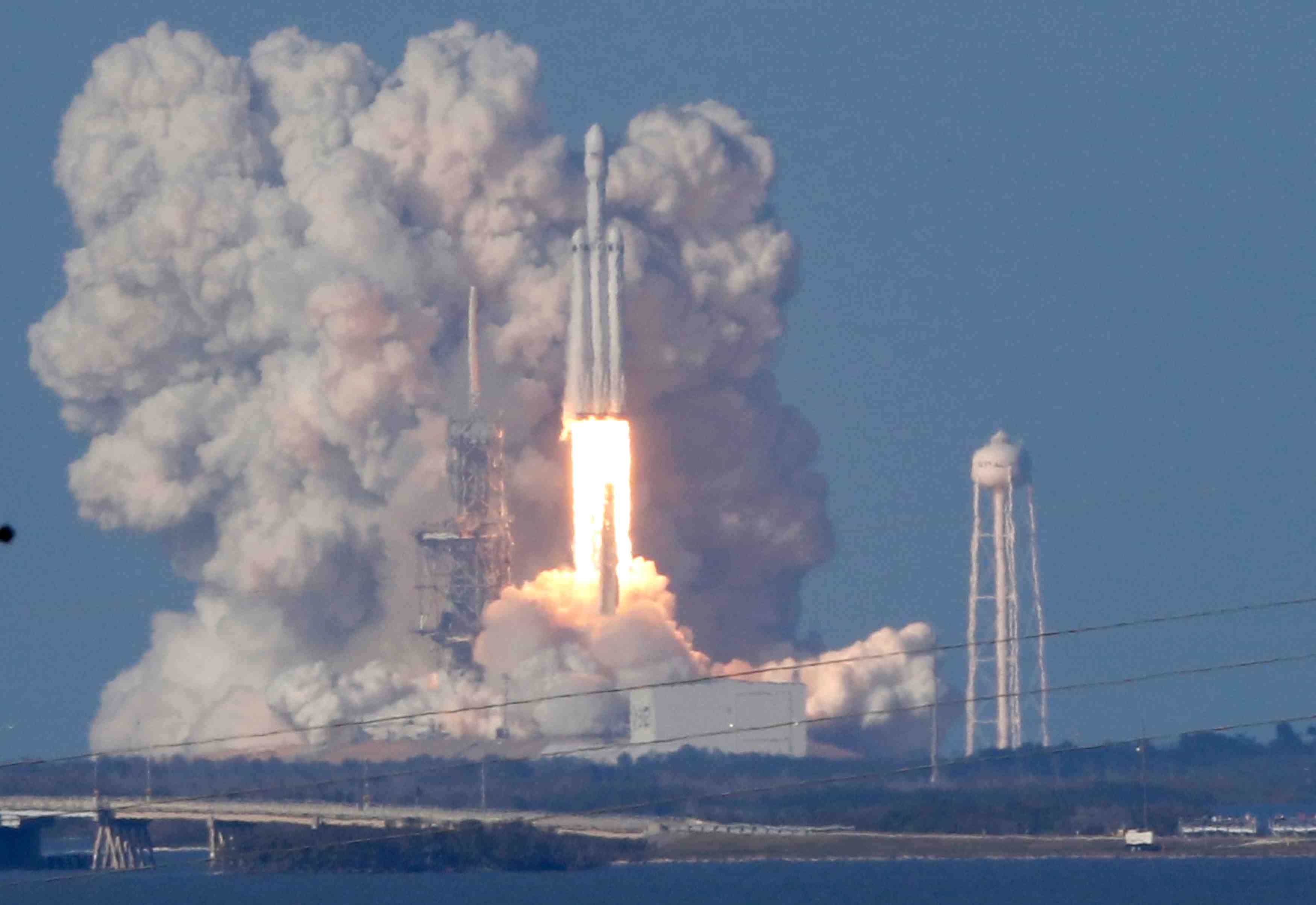 La fusee falcon heavy a decolle de son pas de tir en floride