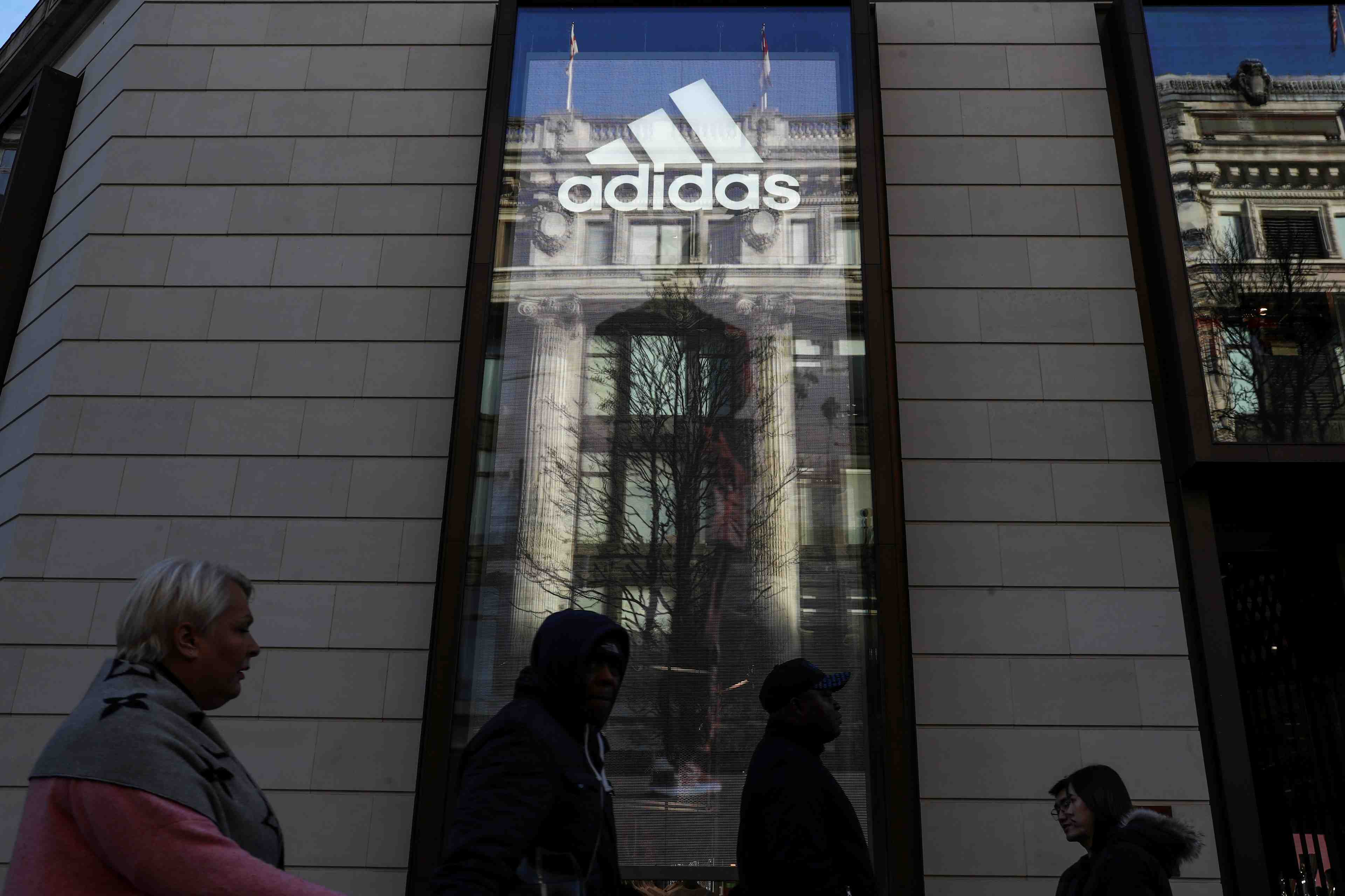 Adidas ferme ses magasins en europe et en amerique du nord
