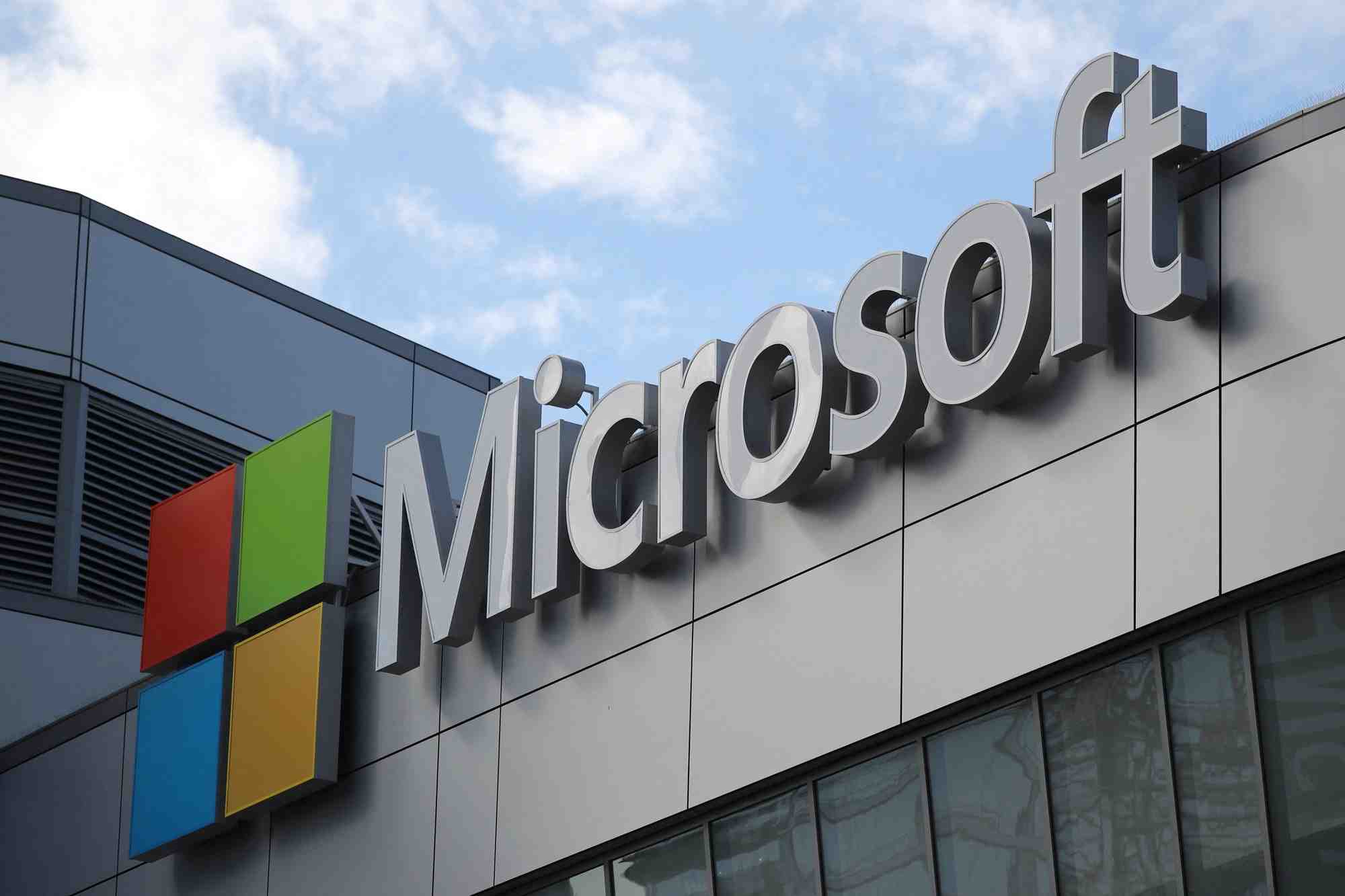 Le chiffre d'affaires de microsoft impacte par les ventes de pc au ralenti, le dollar fort