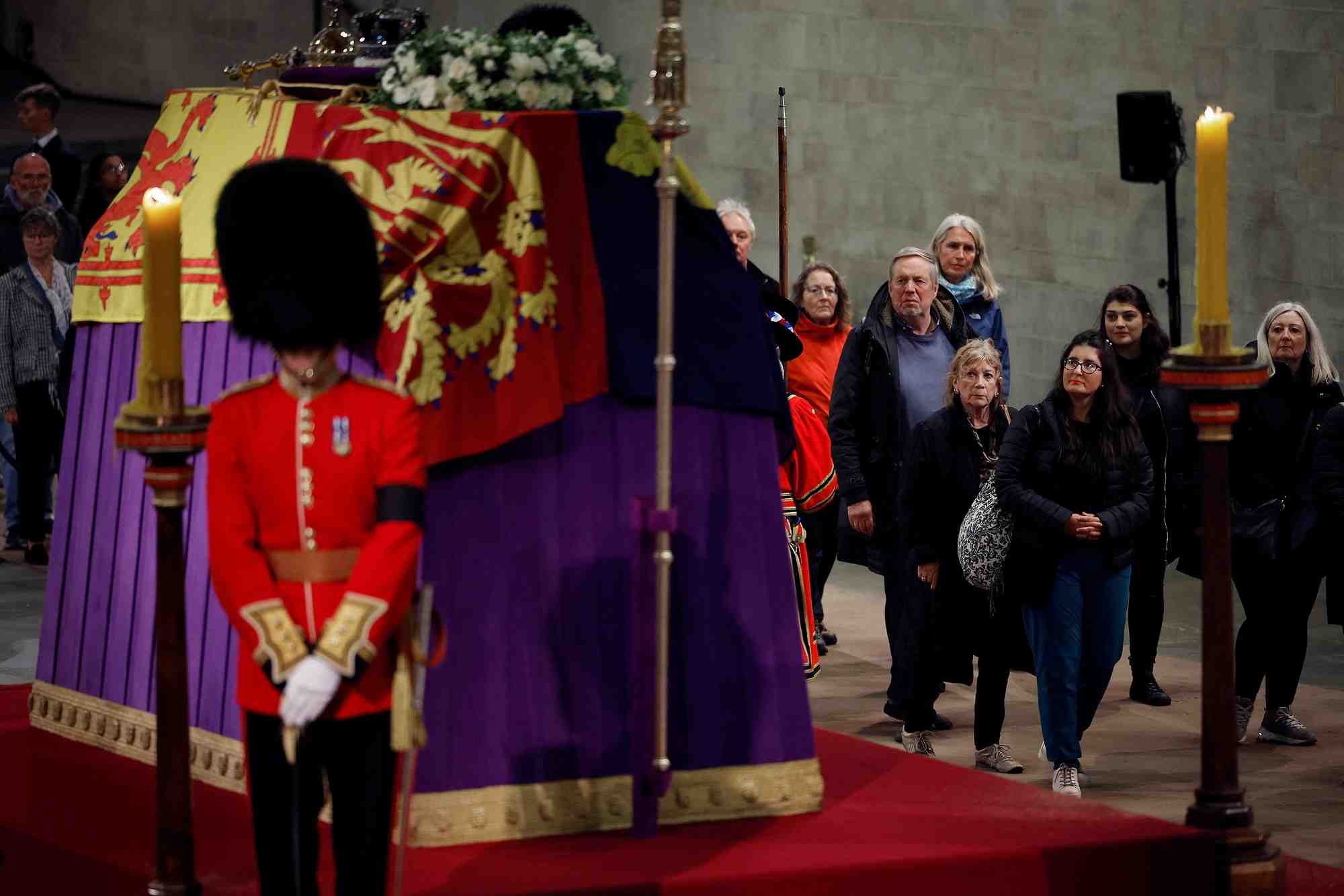 Des personnes passent devant le cercueil de la reine elizabeth ii a westminster hall, londres