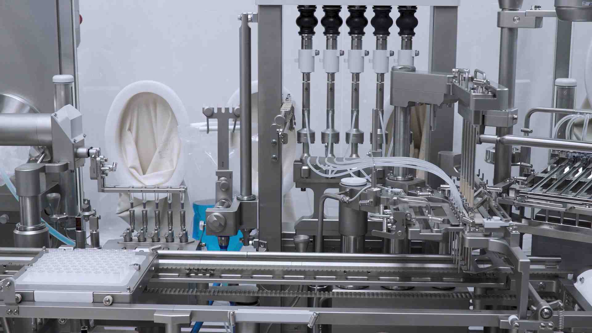 Les nouvelles lignes de pré-remplissage des seringues chez Delpharm, conçues pour répondre à la demande exponentielle des acteurs du secteur médical.