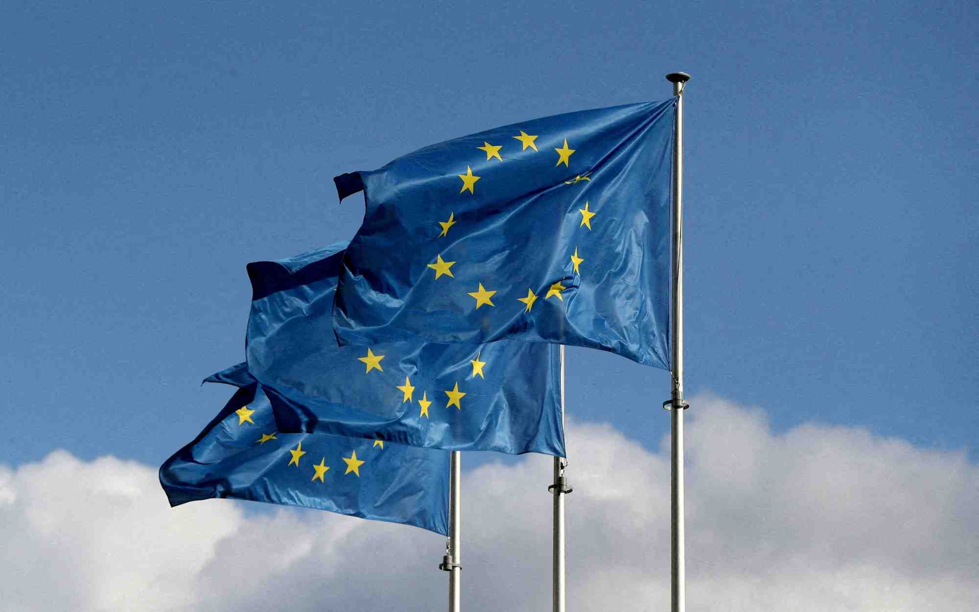 Photo d'archives des drapeaux de l'union europeenne qui flottent devant le siege de la commission europeenne a bruxelles
