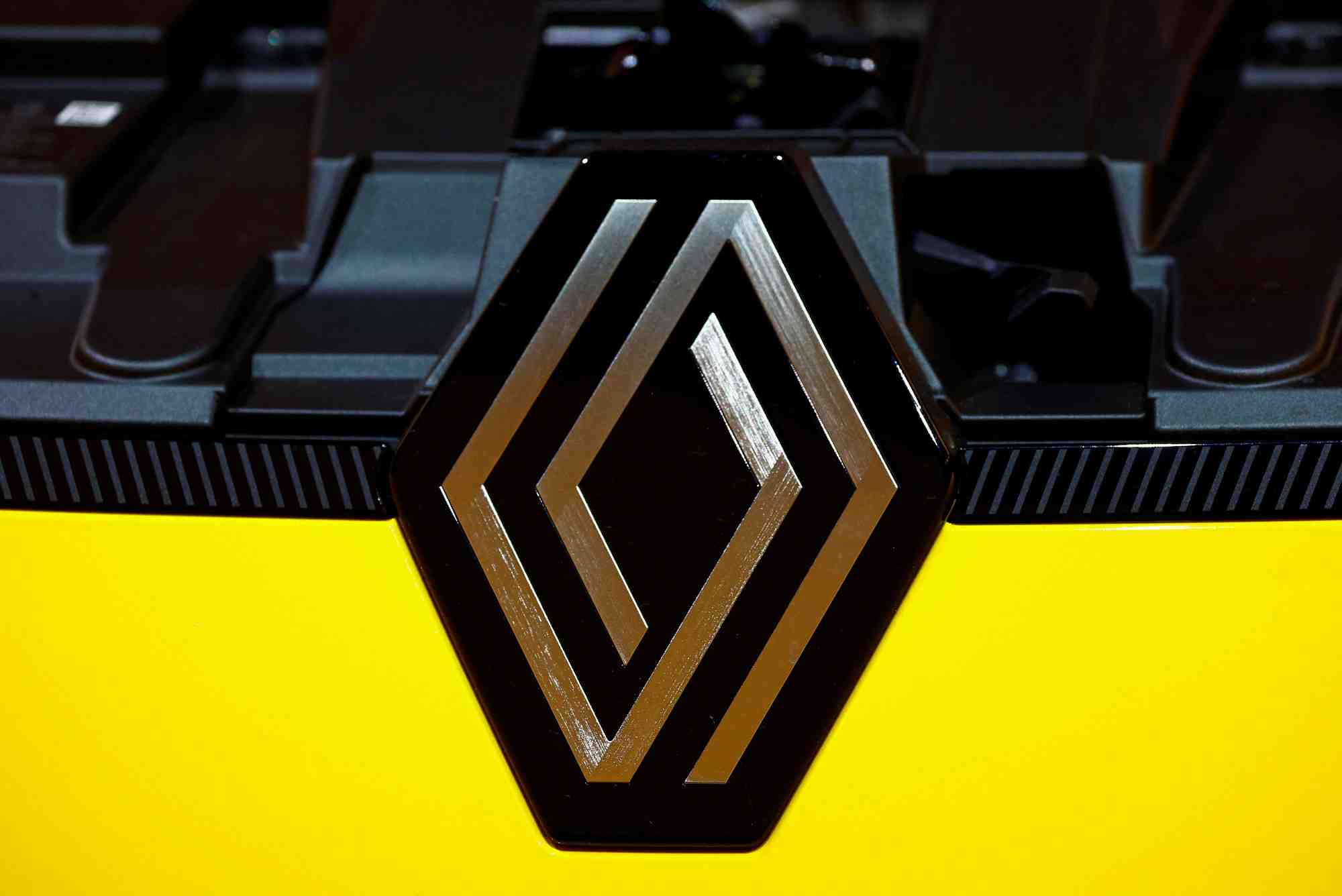 Le logo de renault est visible sur la nouvelle voiture electrique renault 5 e-tech