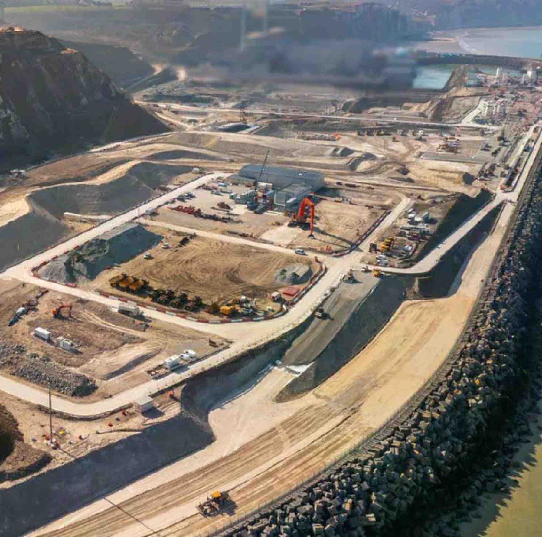Le chantier est entré « vraiment dans sa phase opérationnelle », indiquent la préfecture et EDF. À l’arrière-plan, on distingue les premiers bâtiments techniques à être sortis de terre.