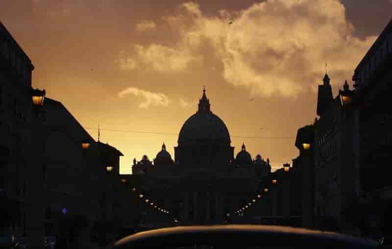 Un entrepreneur italien juche sur un fronton du vatican en signe de protestation