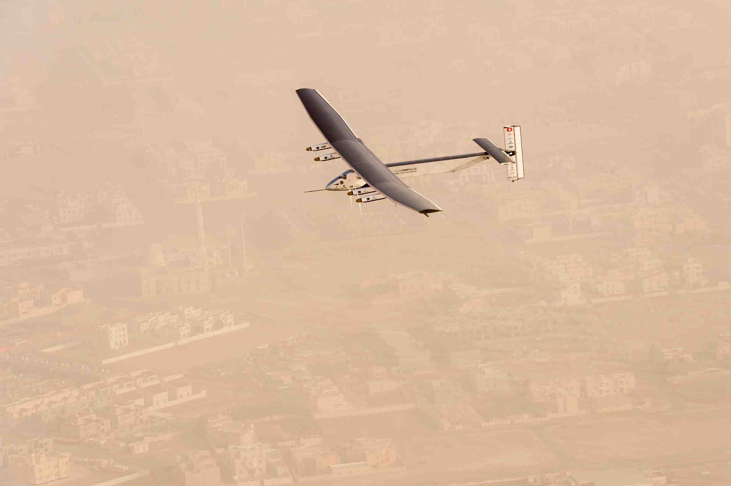 L’avion solaire solar impulse 2 entame son tour du monde