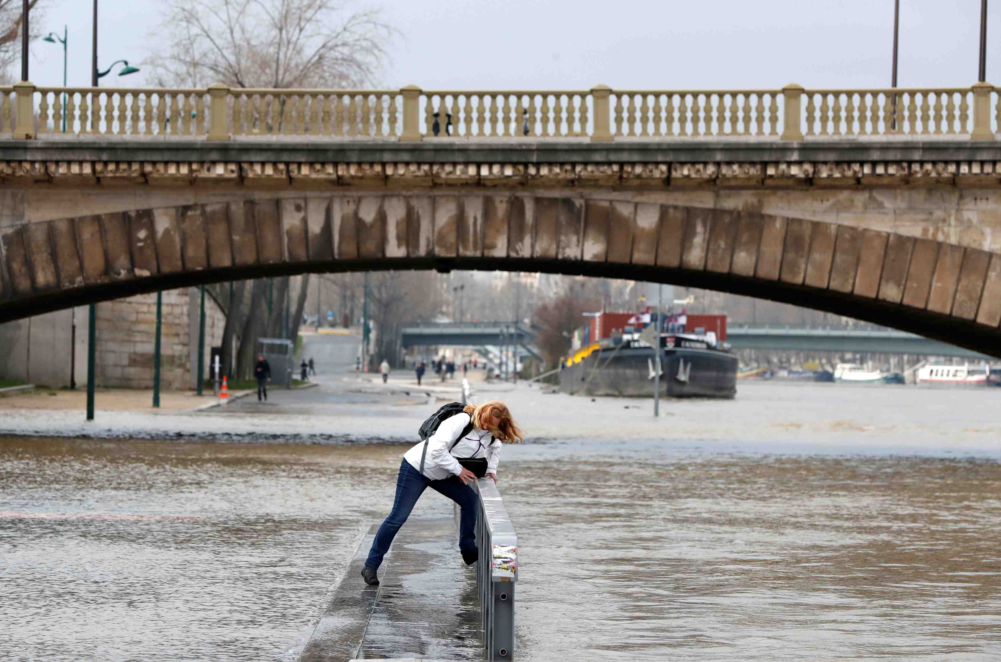 Alerte aux crues, la seine pres d'atteindre 6 m a paris