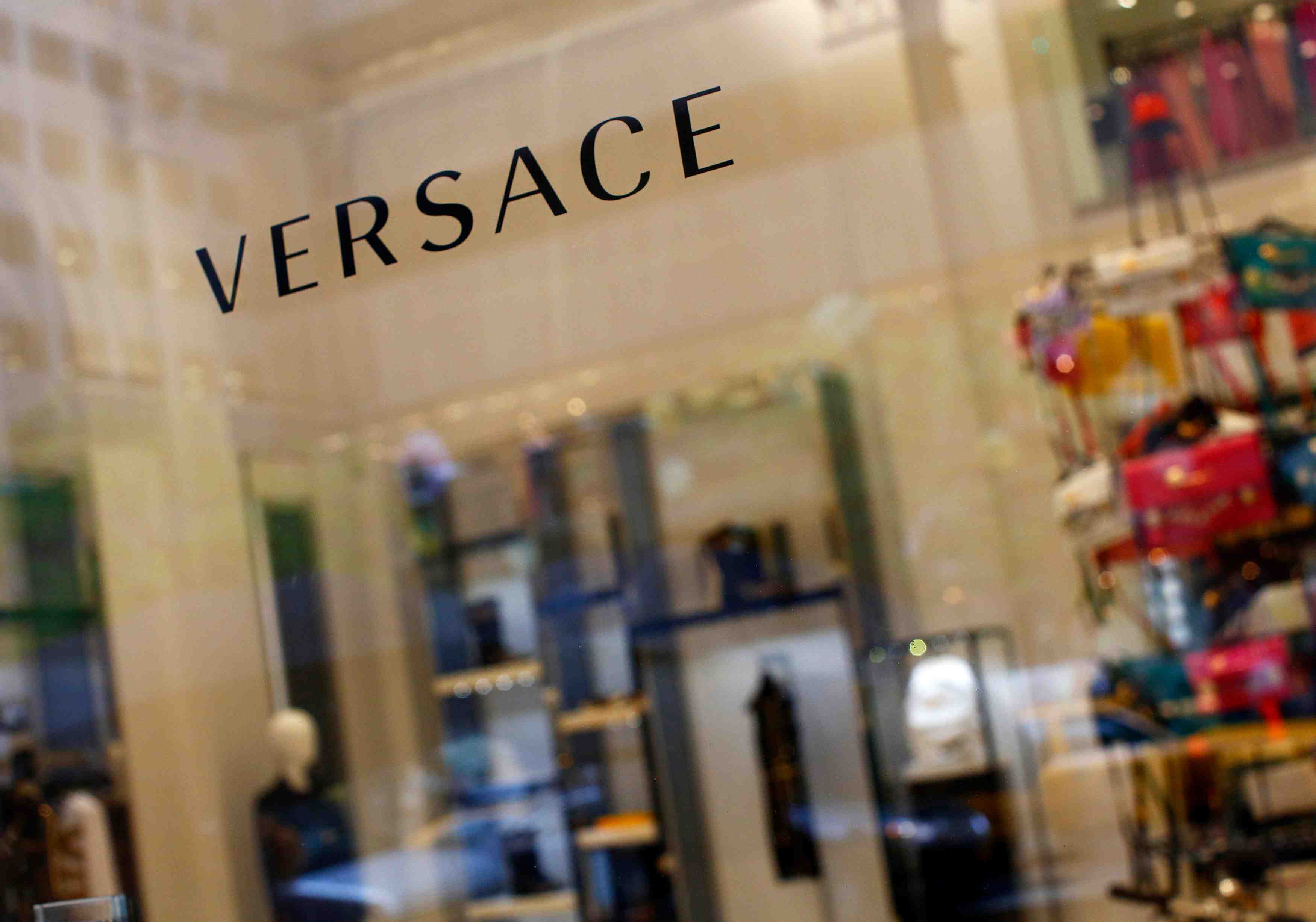 La vente de versace pourrait etre imminente, rapporte le corriere